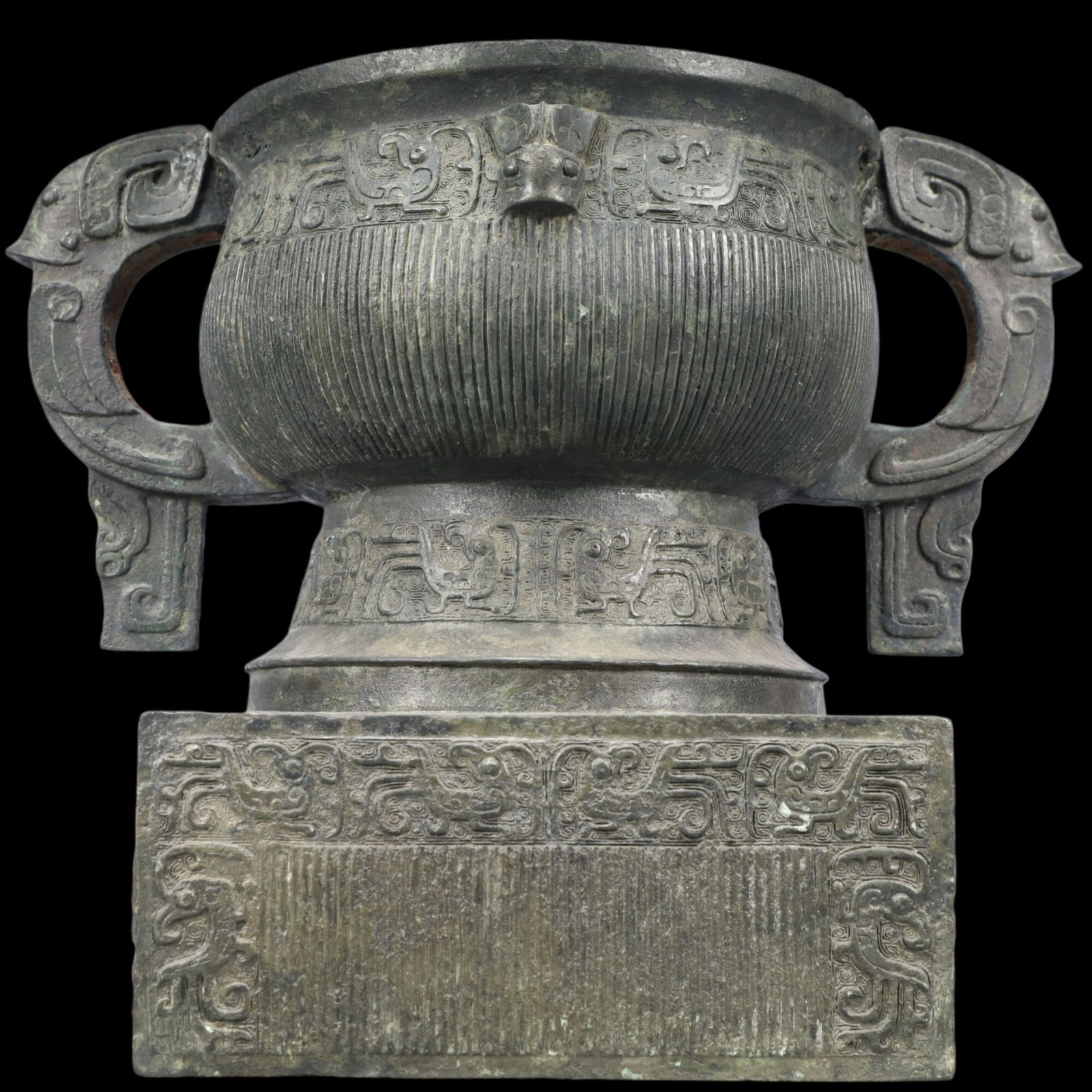 A Rare Bronze Auspicious Bird Pattern Double-Ears Censer: A Rare Bronze Auspicious Bird Pattern Double-Ears Censer,Ancient Time, China,Size:14.6inx9.1inx30 ;Weight:9.2kg 青铜神鸟纹双耳香炉，中