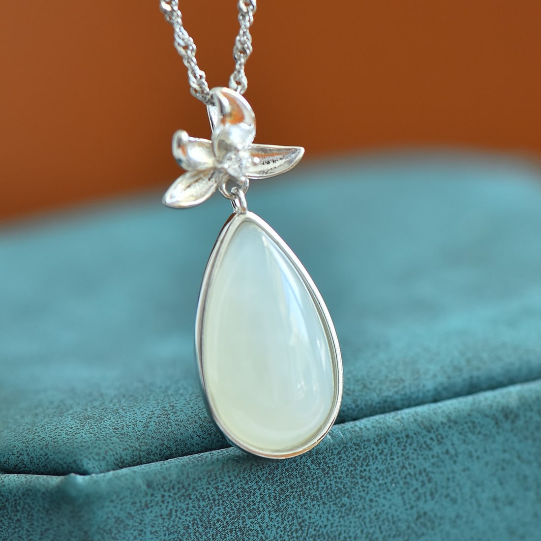 An Exquisite Sterling Silver Inlaid White Jade Necklace,Inlaid Diamond: An Exquisite Sterling Silver Inlaid White Jade Necklace,Inlaid Diamond,Size:10mmx18mm 纯银镶白玉项链,嵌钻石