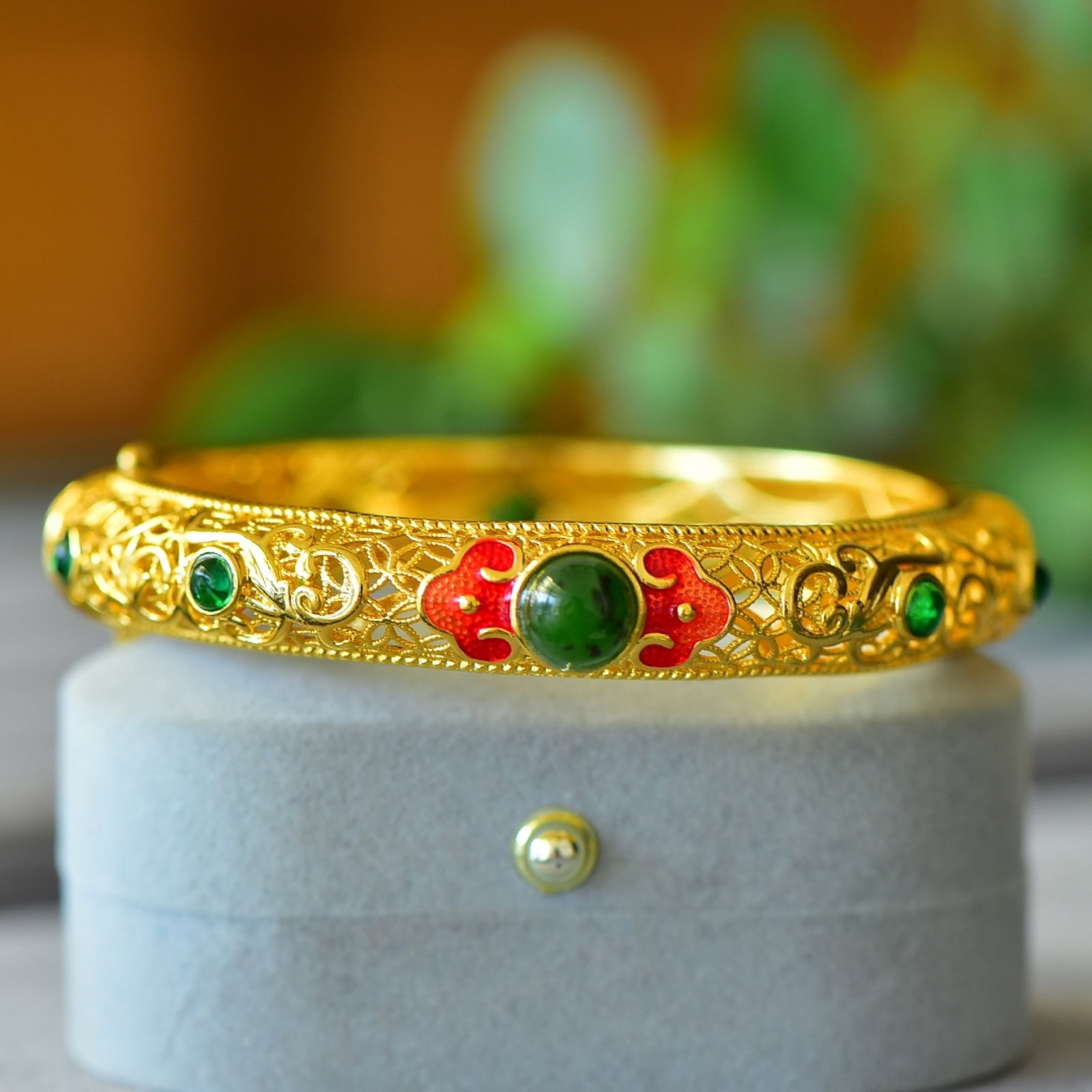 An Exquisite Bronze-Gold Plated Inlaid Jasper Flower Pattern Bracelet,Inlaid Gems: An Exquisite Bronze-Gold Plated Inlaid Jasper Flower Pattern Bracelet,Inlaid Gems,Size:8mmx8mm