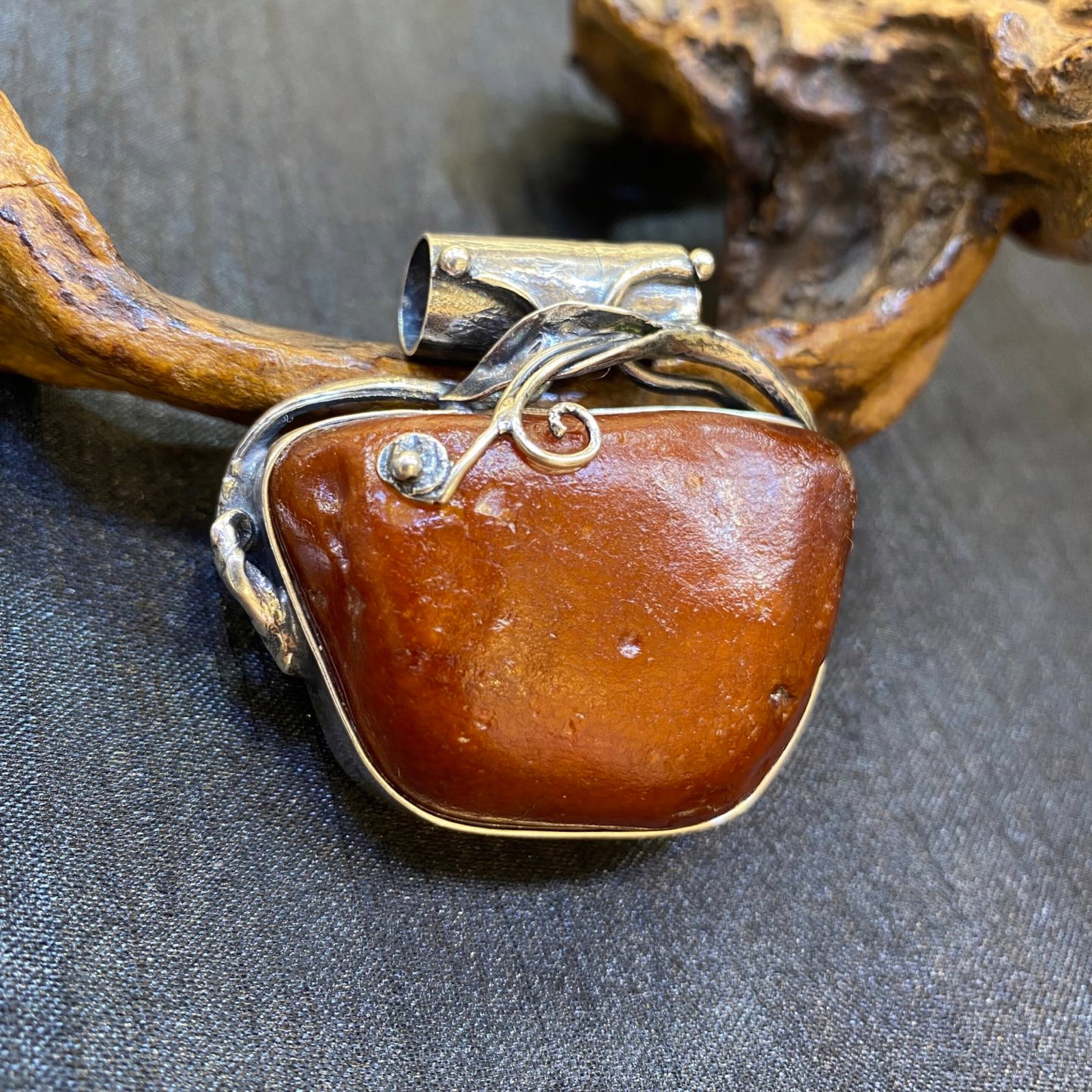 An Exquisite Beeswax Inlaid Silver Necklace: An Exquisite Beeswax Inlaid Silver Necklace,Size:48.6mm,Weight:31.9g 蜜蜡镶银项链