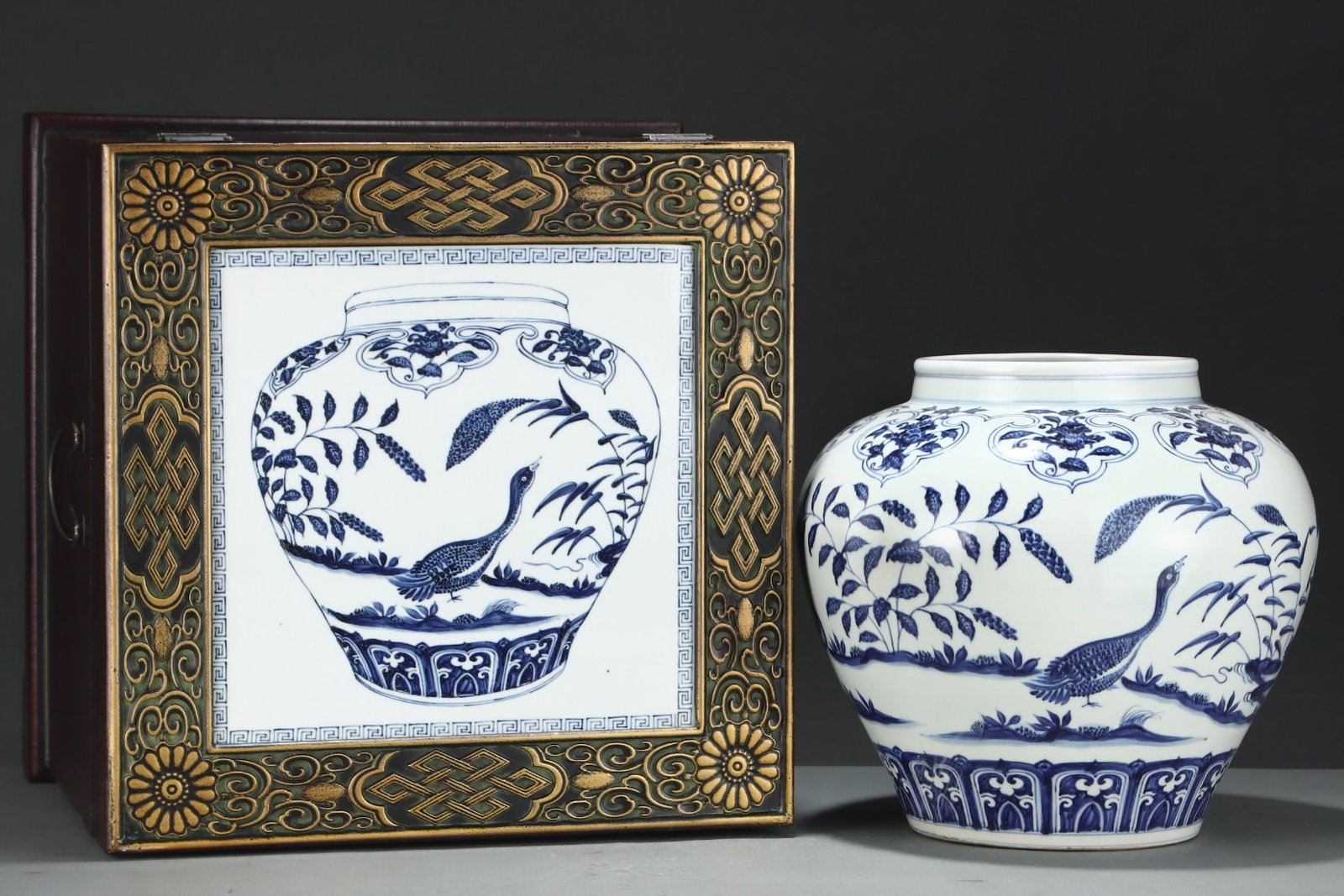 An Exquisite Blue and White Flower and Bird Pattern Jar: An Exquisite Blue and White Flower and Bird Pattern Jar,Yuan Dynasty,China,Size:12.3inx13in 青花花鸟纹罐,中国元代