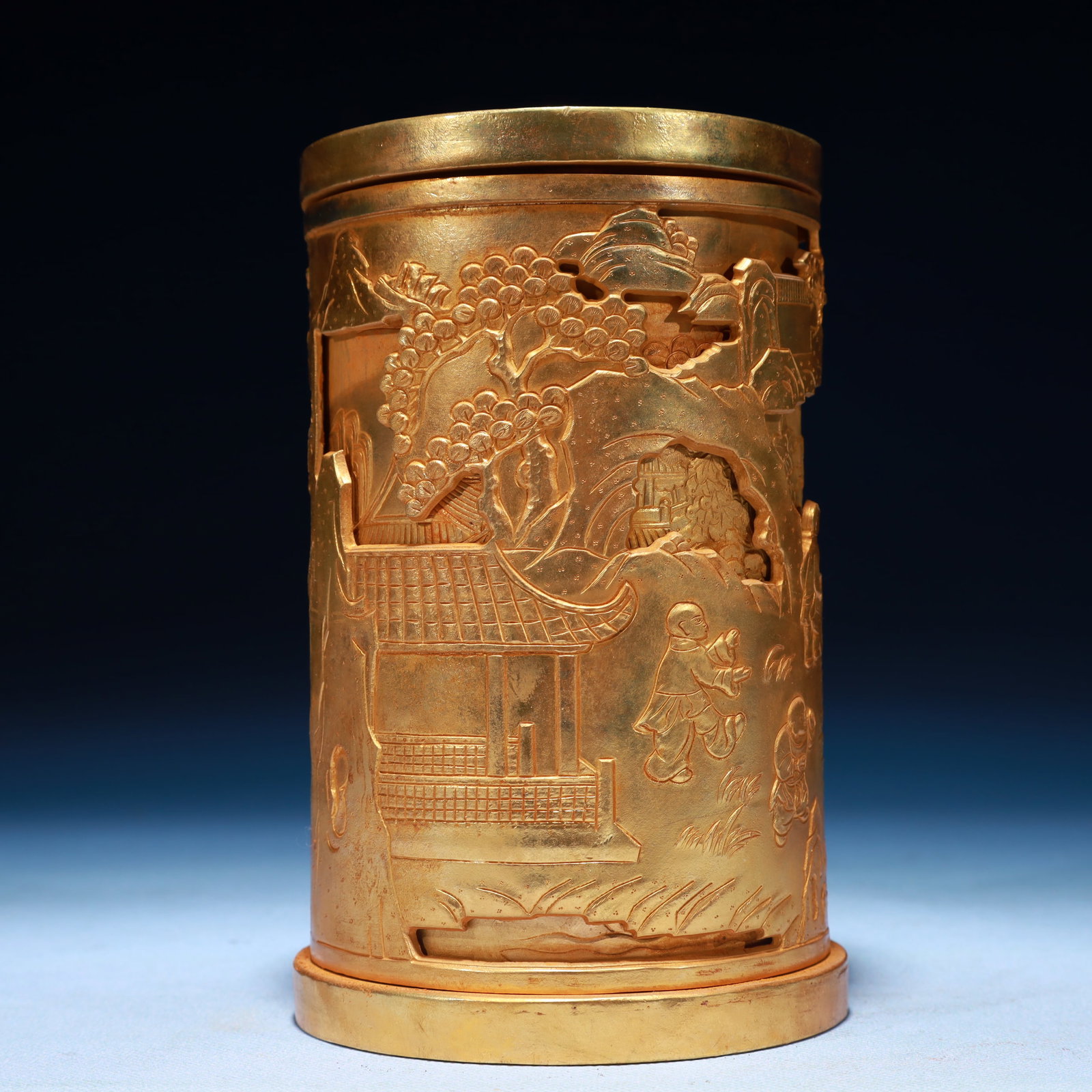 An Exquisite Gilt Bronze Character and Story Pattern Brush Pot: An Exquisite Gilt Bronze Character and Story Pattern Brush Pot,Qing Dynasty,China,Qianlong Four-character Mark,Size:3.9inx6.3inx3.9in,Weight:1650g 铜鎏金人物故É