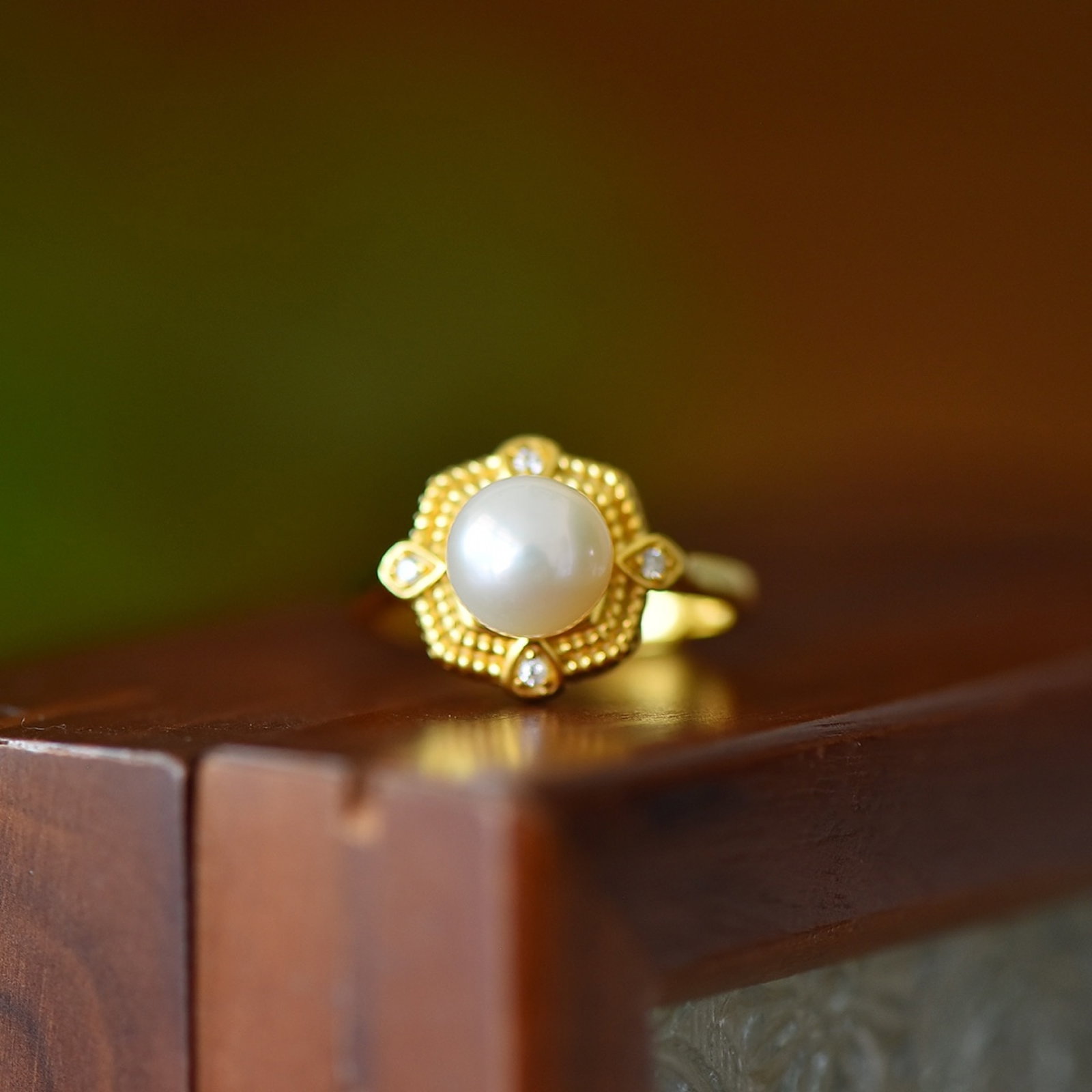 An Exquisite Sterling Silver-Gold Plated Inlaid Pearls Ring,Inlaid Diamond: An Exquisite Sterling Silver-Gold Plated Inlaid Pearls Ring,Inlaid Diamond,Size:8mmx8mm 纯银镀金镶珍珠戒指,嵌钻石