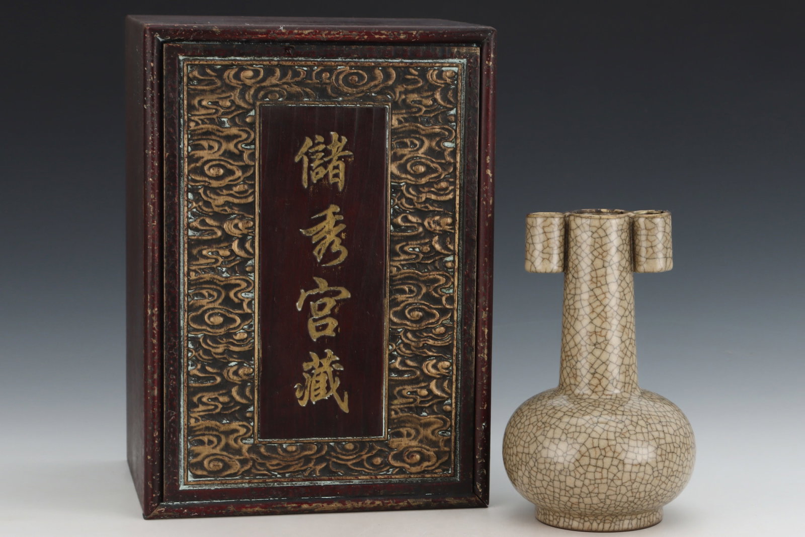 An Exquisite Ge yao Yellow Glazed Painted Gold Double-Ears Vase,with an Imperial Poem by Emperor: An Exquisite Ge yao Yellow Glazed Painted Gold Double-Ears Vase,with an Imperial Poem by Emperor Qianlong,Song Dynasty,China,Size:8.7inx5.5in 哥窑黄釉描金双&#