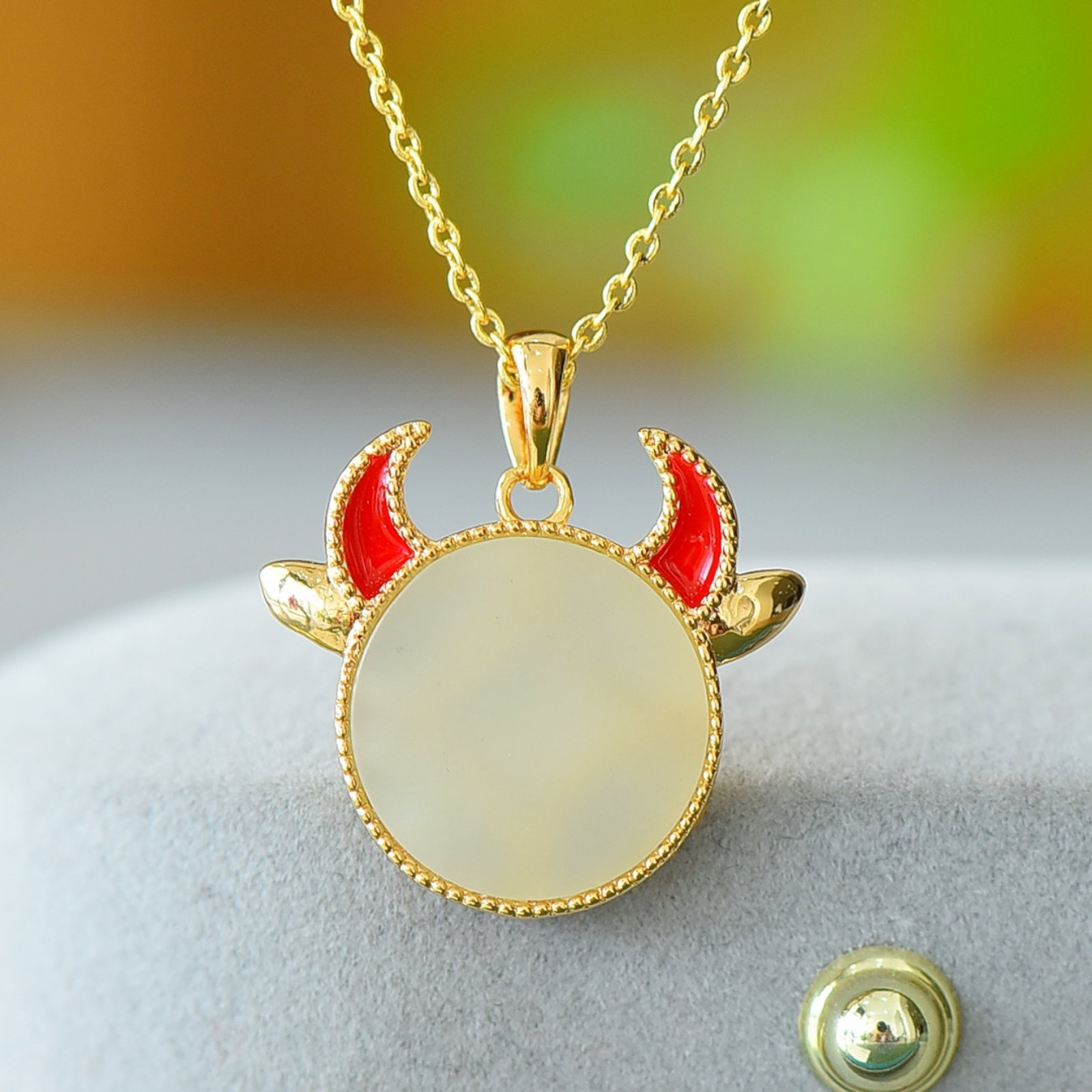 An Exquisite Bronze-Gold Plated Inlaid White Jade Necklace: An Exquisite Bronze-Gold Plated Inlaid White Jade Necklace,Size:5.5inx5.5in 铜镀金镶白玉项链