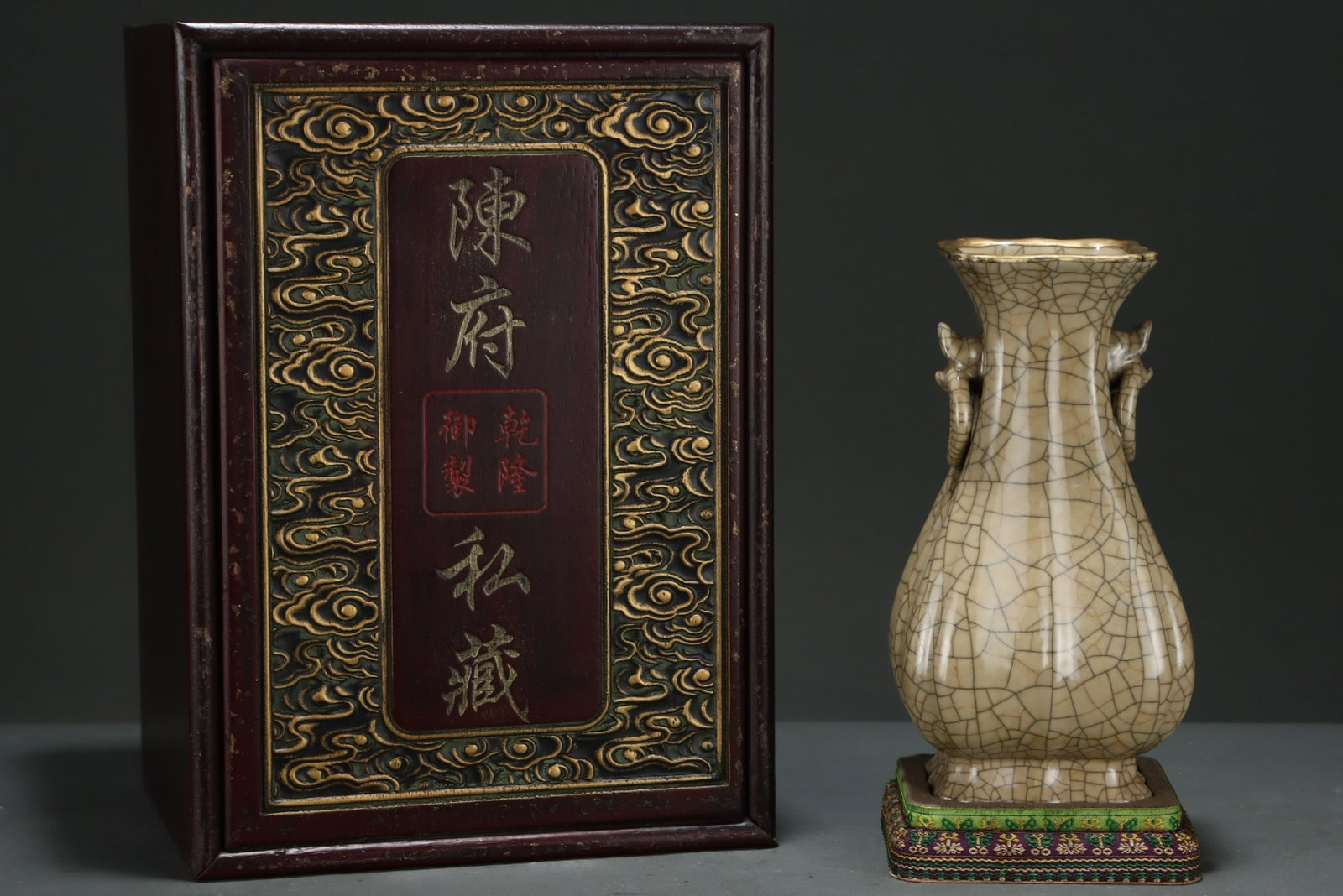 An Exquisite Ge yao Cover with Gold Double-Ears Vase,with an Imperial Poem by Emperor Qianlong: An Exquisite Ge yao Cover with Gold Double-Ears Vase,with an Imperial Poem by Emperor Qianlong,Song Dynasty,China,Size:9.2inx4.9in 哥窑包金双耳瓶,带