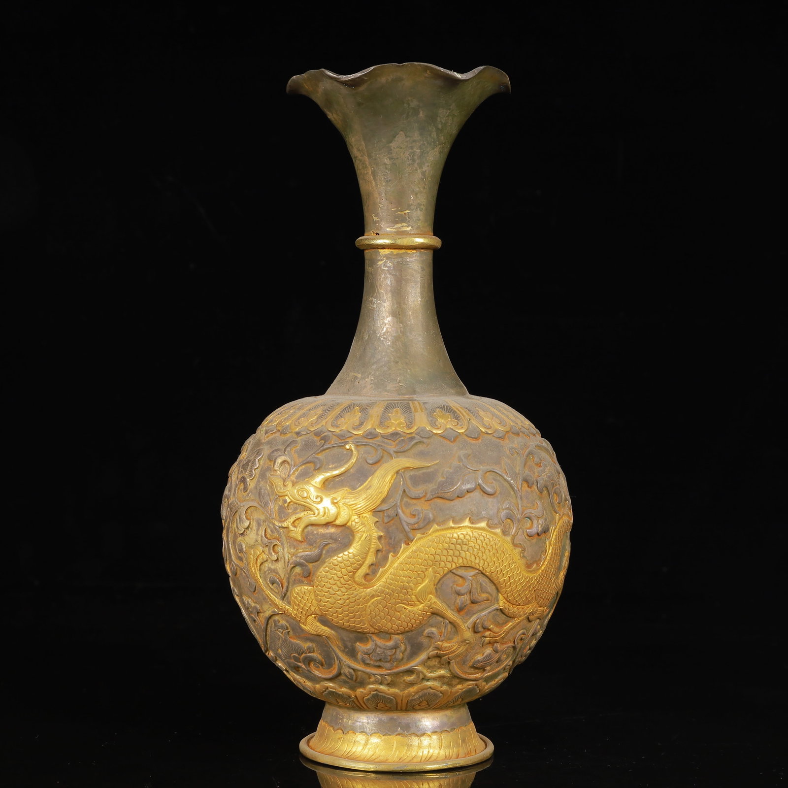 An Exquisite Gilt Silver Dragon and Phoenix Pattern Vase: An Exquisite Gilt Silver Dragon and Phoenix Pattern Vase,Tang Dynasty,China,Zhenguan Four-Character Mark,Size:5.1inx9.8in,Weight:850g 银鎏金龙凤纹瓶,中&