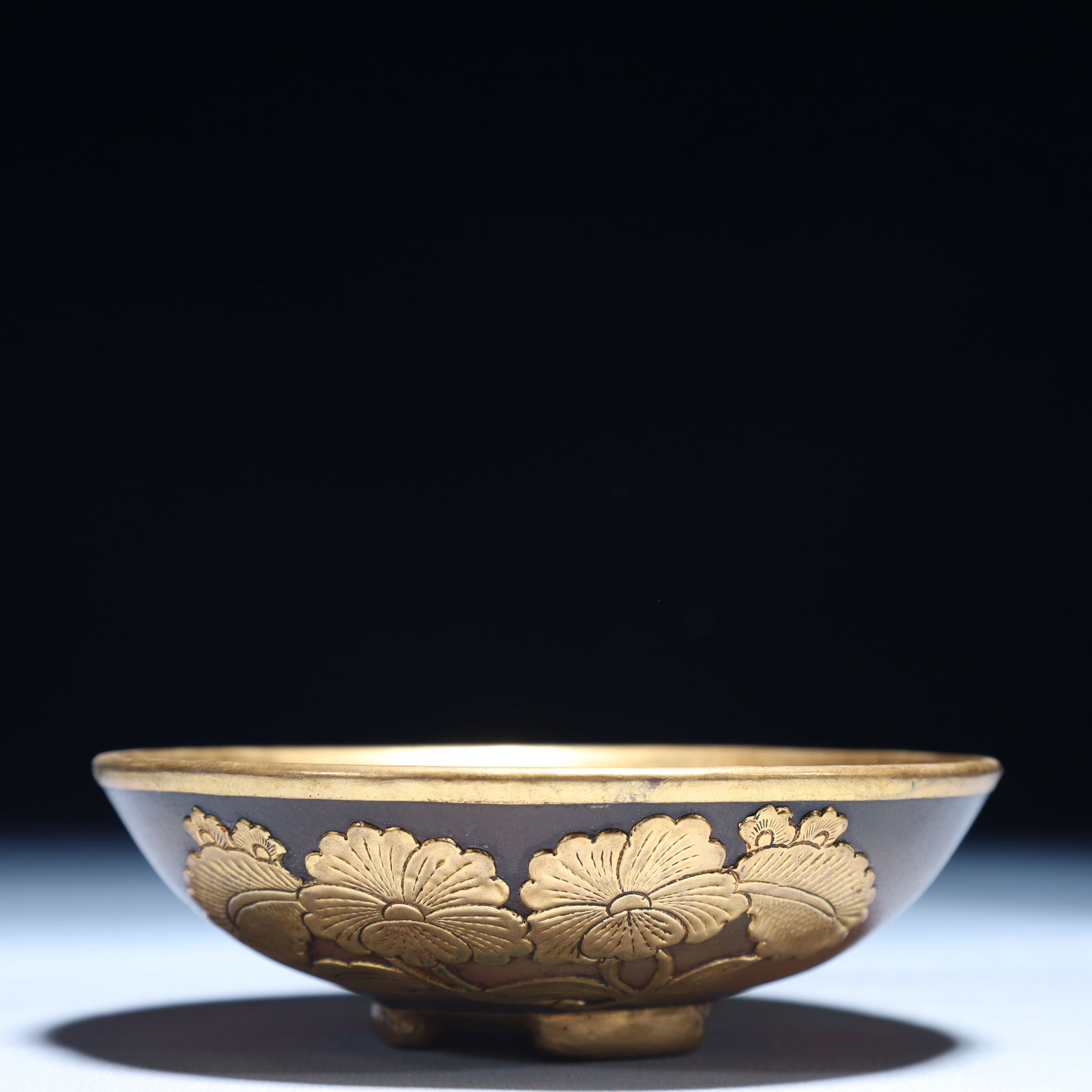An Exquisite Agate Cover with Gold Flower and Bird Pattern Bowl,Inlaid Gems: An Exquisite Agate Cover with Gold Flower and Bird Pattern Bowl,Inlaid Gems,Qing Dynasty,China,Size:4.7inx1.6inx4.7in,Weight:150g 玛瑙包金花鸟纹碗,î
