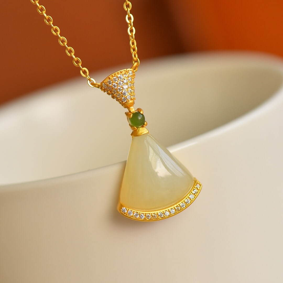 An Exquisite Sterling Silver-Gold Plated Inlaid White Jade Necklace,Inlaid Diamond: An Exquisite Sterling Silver-Gold Plated Inlaid White Jade Necklace,Inlaid Diamond,Size:15mmx16mm 纯银镀金镶白玉项链,嵌钻石