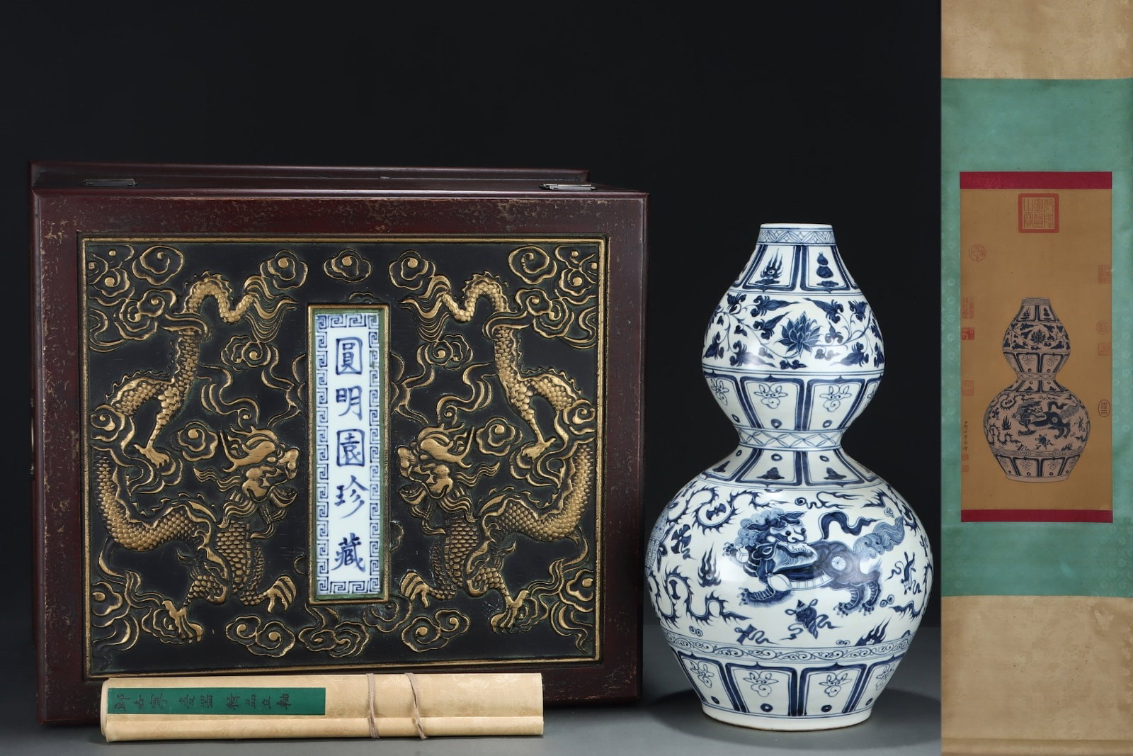 An Exquisite Blue and White Lotus Pattern Lion Pattern Vase: An Exquisite Blue and White Lotus Pattern Lion Pattern Vase,With Vertical Scroll Painting on Silk,Yuan Dynasty,China,Size:17.8inx10.4in,Without frame Size:24inx11.4in 青花缠枝&