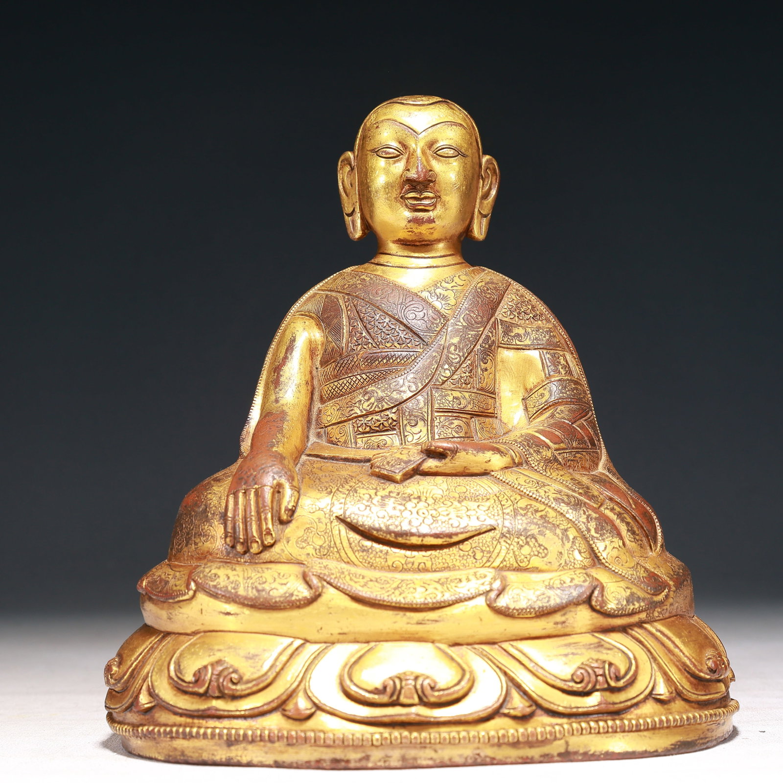 A Solemn Gilt Bronze Flower Pattern Statue of Guru: A Solemn Gilt Bronze Flower Pattern Statue of Guru,Qing Dynasty,China,Size:7.1inx5.1inx8.3in,Weight:4250g 铜鎏金花卉纹上师像,中国ę