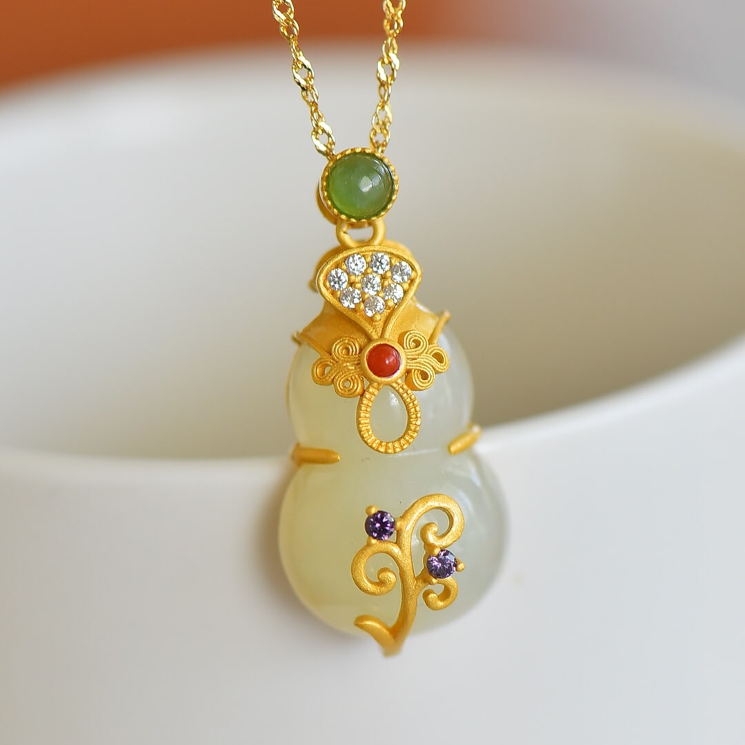 An Exquisite Sterling Silver-Gold Plated Inlaid White Jade Gourd Necklace,Inlaid Diamond: An Exquisite Sterling Silver-Gold Plated Inlaid White Jade Gourd Necklace,Inlaid Diamond,Size:16mmx24mm 纯银镀金镶白玉葫芦项链,嵌