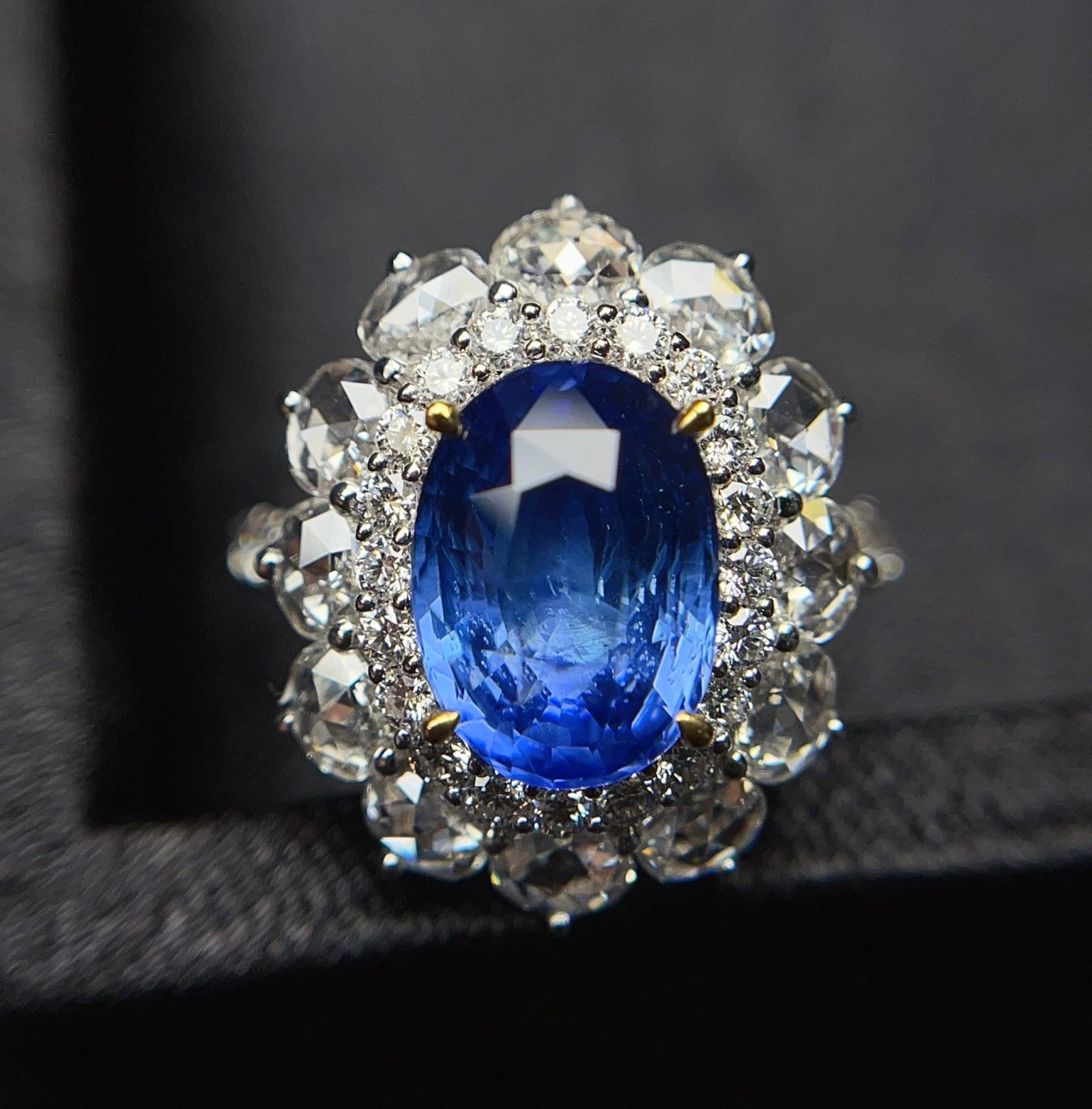 A Exquisite 18k Gold Inlaid 4.75ct Natural Sapphire and 2.156ct Diamond Ring: A Exquisite 18k Gold Inlaid 4.75ct Natural Sapphire and 2.156ct Diamond Ring,Total Weight:7.99g 18k金镶 4.75ct 天然蓝宝石和 2.156ct