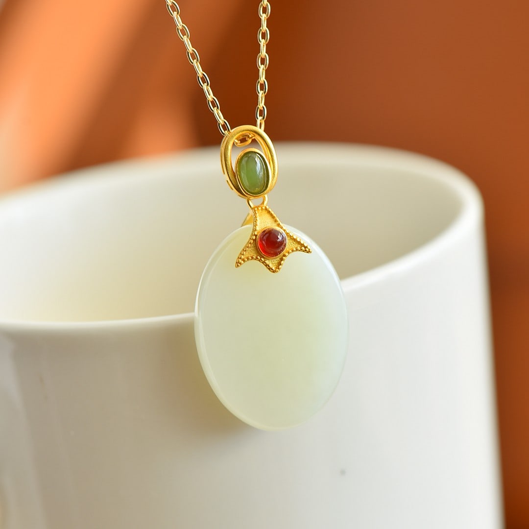 An Exquisite Sterling Silver-Gold Plated Inlaid White Jade Necklace,Inlaid Jasper: An Exquisite Sterling Silver-Gold Plated Inlaid White Jade Necklace,Inlaid Jasper,Size:20mmx27mm 纯银镀金镶白玉项链,嵌碧玉