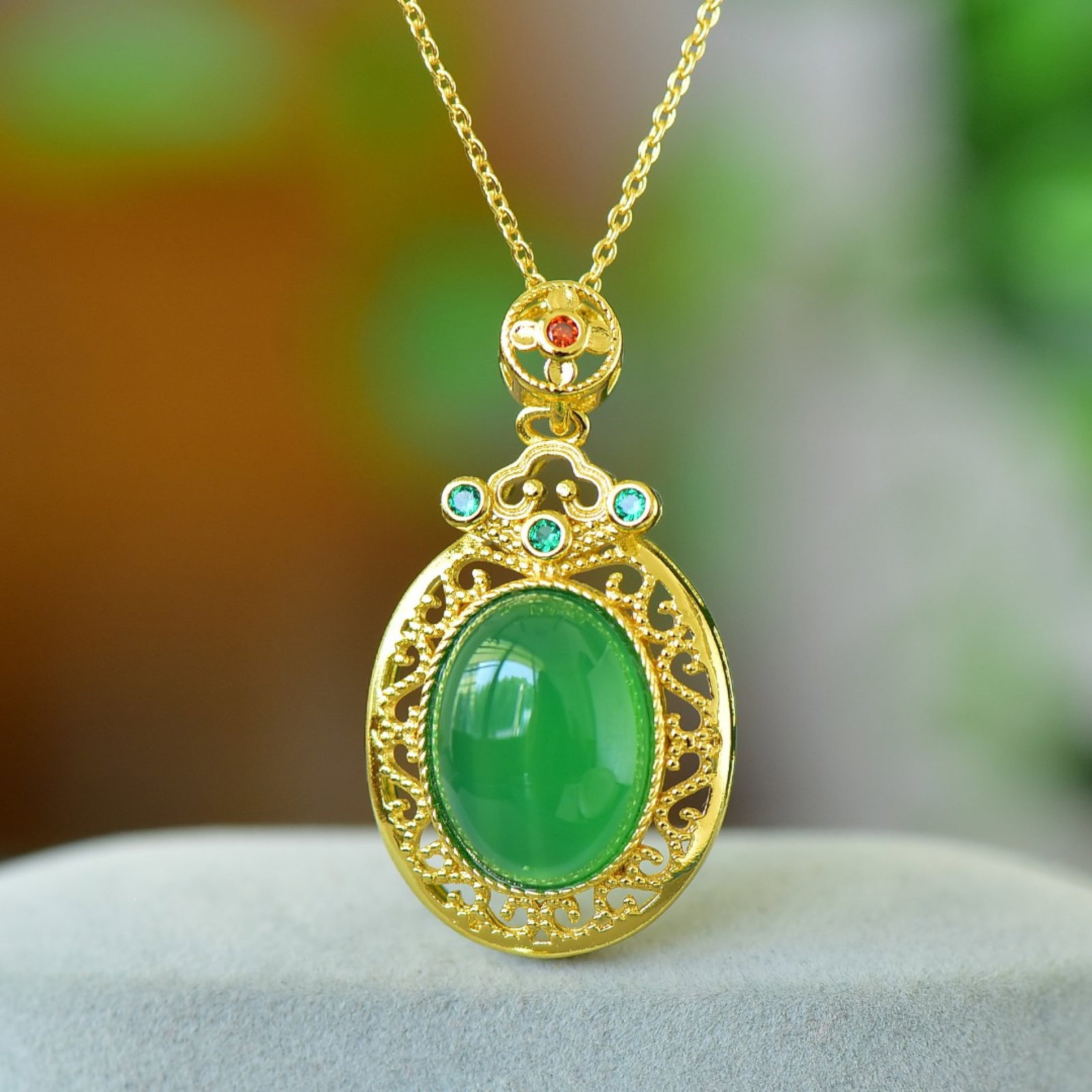 An Exquisite Pendant,Inlaid Diamond: An Exquisite Pendant Size:12mmx16mm 吊坠