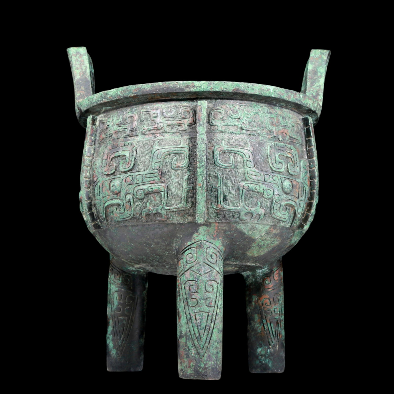 A precious bronze animal mask with two ears and three sets of censers: A precious bronze animal face pattern double-eared three-set censer with inscriptions. In ancient times, the surface was carefully carved, vividly demonstrating the superb skills of the craftsmen. It