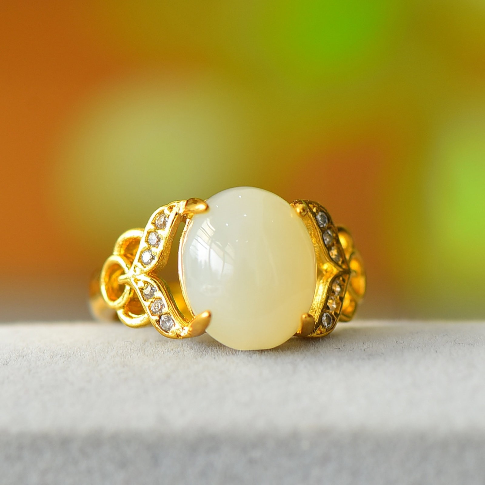 An Exquisite Bronze-Gold Plated Inlaid White Jade Ring: An Exquisite Bronze-Gold Plated Inlaid White Jade Ring,Size:3.9inx4.7in 铜镀金镶白玉戒指