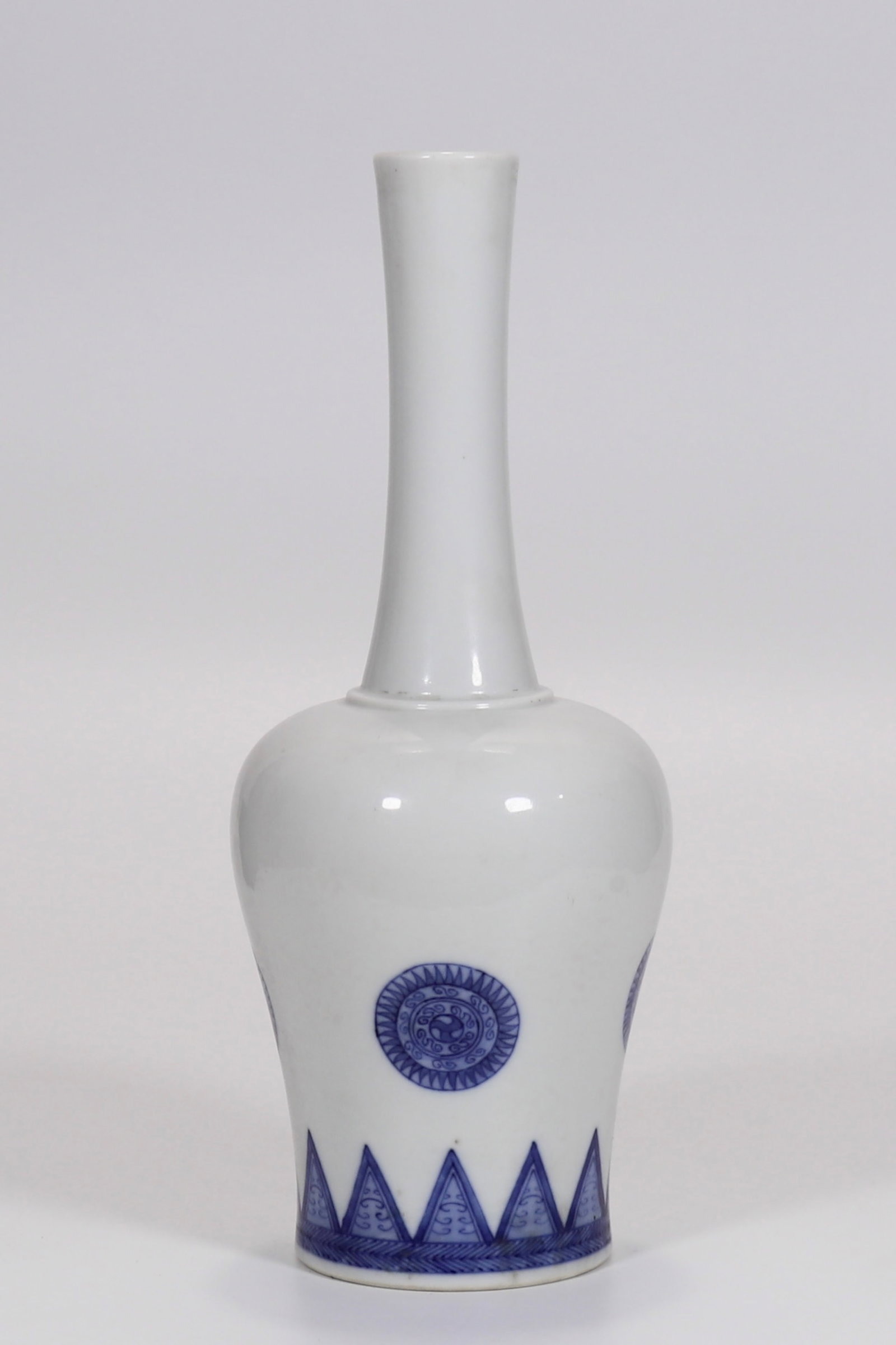 A fine blue and white bell-shaped zun vase: A fine blue and white bell-shaped zun vase, Qing Dynasty, China, with six-character Kangxi reign mark, Size:9.5in 青花摇铃尊瓶,中国清代,