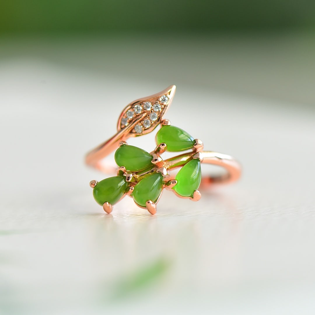 An Exquisite Sterling Silver Inlaid Jasper Ring,Inlaid Diamond: An Exquisite Sterling Silver Inlaid Jasper Ring,Inlaid Diamond,Size:3mmx5mm 纯银镶碧玉戒指,嵌钻石