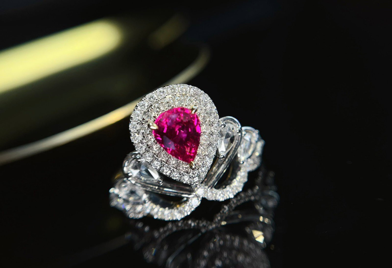 A Exquisite 18k Gold Inlaid 1.30ct Natural Ruby Ring,Inlaid Diamond: A Exquisite 18k Gold Inlaid 1.30ct Natural Ruby Ring,Inlaid Diamond,Total Weight:5.49g 18k金镶 1.30ct 天然红宝石戒指,嵌钻石