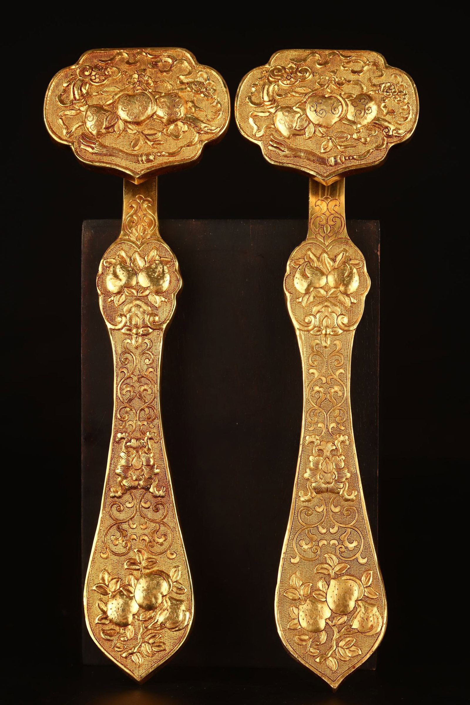 A Pair of Exquisite Gilt Bronze Peach Pattern Ruyis: A Pair of Exquisite Gilt Bronze Peach Pattern Ruyis,Qing Dynasty,China,Qianlong Four-character Mark,Size:9.6inx2.9inx1.7inx1.2in,Total Weight:419g