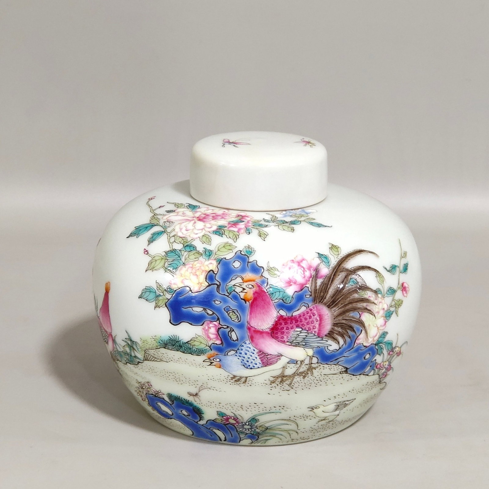 An Exquisite Famille-Rose Flower and Rooster Pattern Tea Caddy: An Exquisite Famille-Rose Flower and Rooster Pattern Tea Caddy,Qing Dynasty,China,Yongzheng Six-character Mark,Size:3.5inx3.9in 粉彩花卉鸡纹茶叶罐