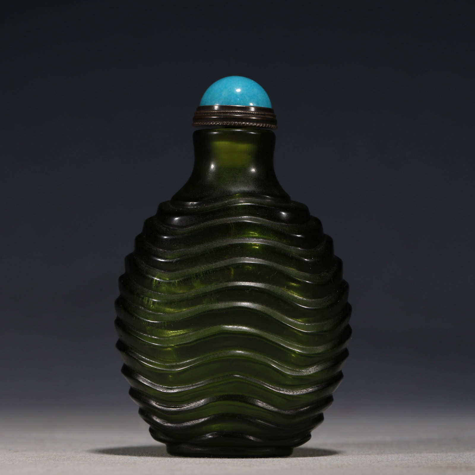 An Exquisite Green Glass Wave Pattern Snuff Bottle: An Exquisite Green Glass Wave Pattern Snuff Bottle,Qing Dynasty, China,Qianlong Four-character Mark,Size:2in×1.2in×3.1in 绿色琉璃波浪纹鼻Ġ