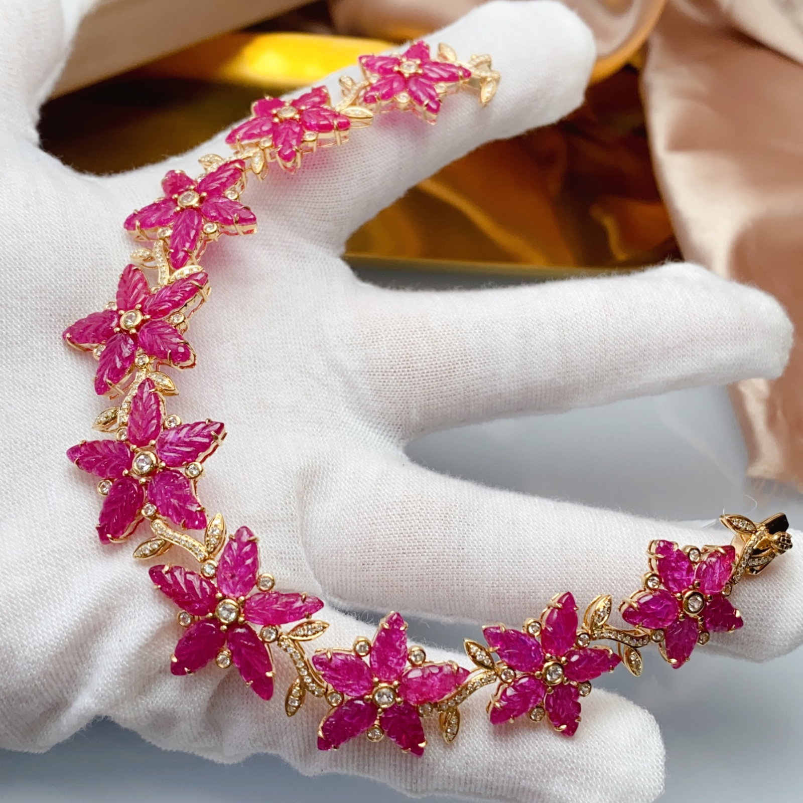 A Exquisite 18k Gold Inlaid 31.95ct Natural Ruby Bracelets,Inlaid Diamond: A Exquisite 18k Gold Inlaid 31.95ct Natural Ruby Bracelets,Inlaid Diamond,Total Weight:20.04g 18k金镶 31.95ct 天然红宝石手链,嵌钻ĳ