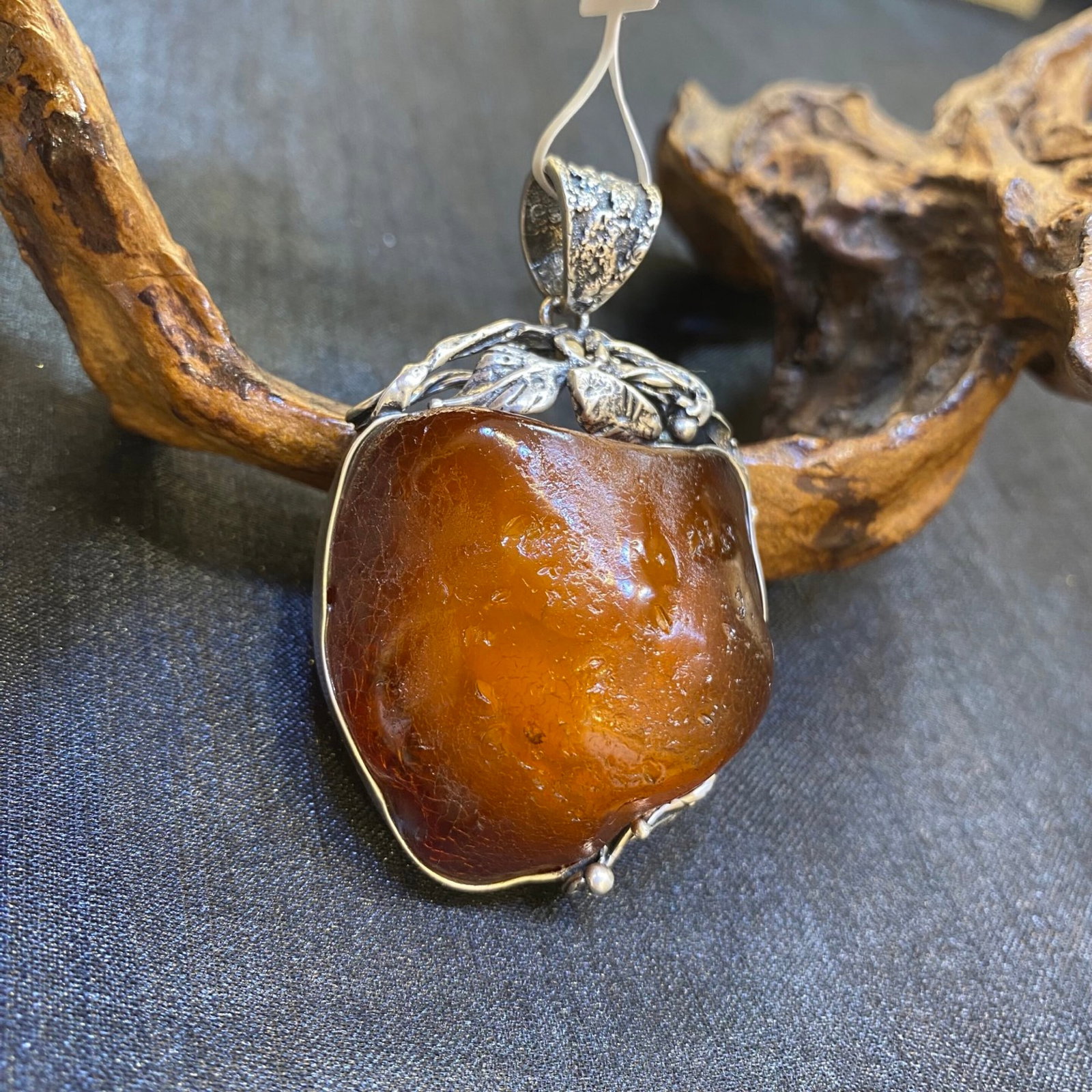 An Exquisite Beeswax Inlaid Silver Necklace: An Exquisite Beeswax Inlaid Silver Necklace,Size:40.9mm,Weight:27.2g 蜜蜡镶银项链
