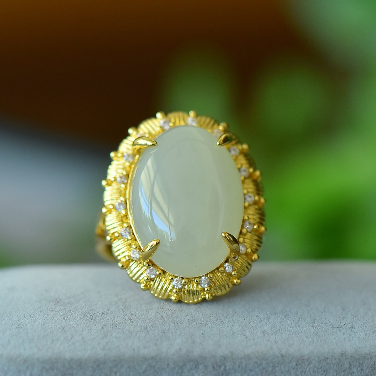 An Exquisite Bronze-Gold Plated Inlaid White Jade Ring,Inlaid Diamond: An Exquisite Bronze-Gold Plated Inlaid White Jade Ring,Inlaid Diamond,Size:12mmx16mm 铜镀金镶白玉戒指,嵌钻石