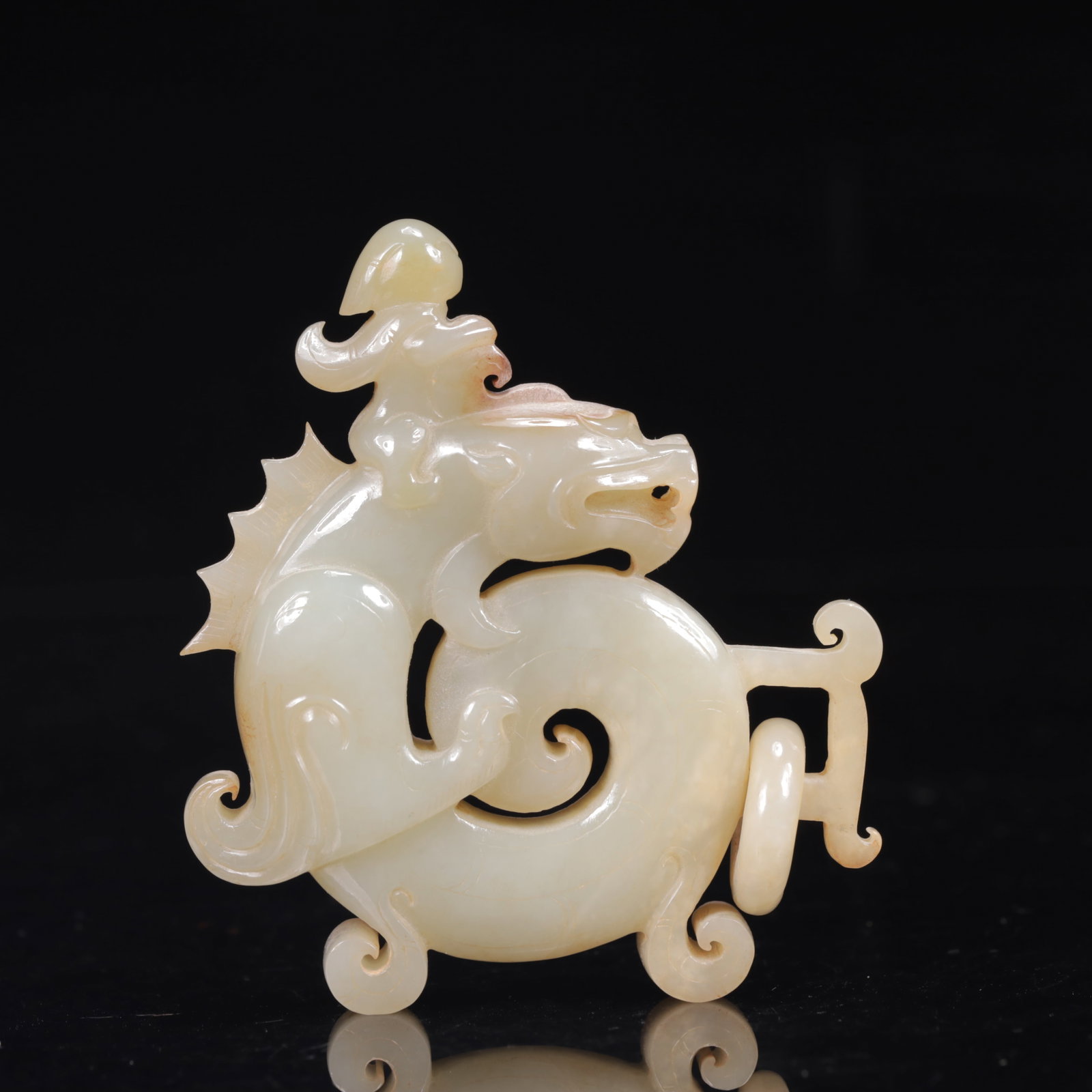An Exquisite White Jade Dragon Pendant: An Exquisite White Jade Dragon Pendant,Qing Dynasty,China,Size:3inx0.6inx3.3in,Weight:122g 白玉龙挂件,中国清代