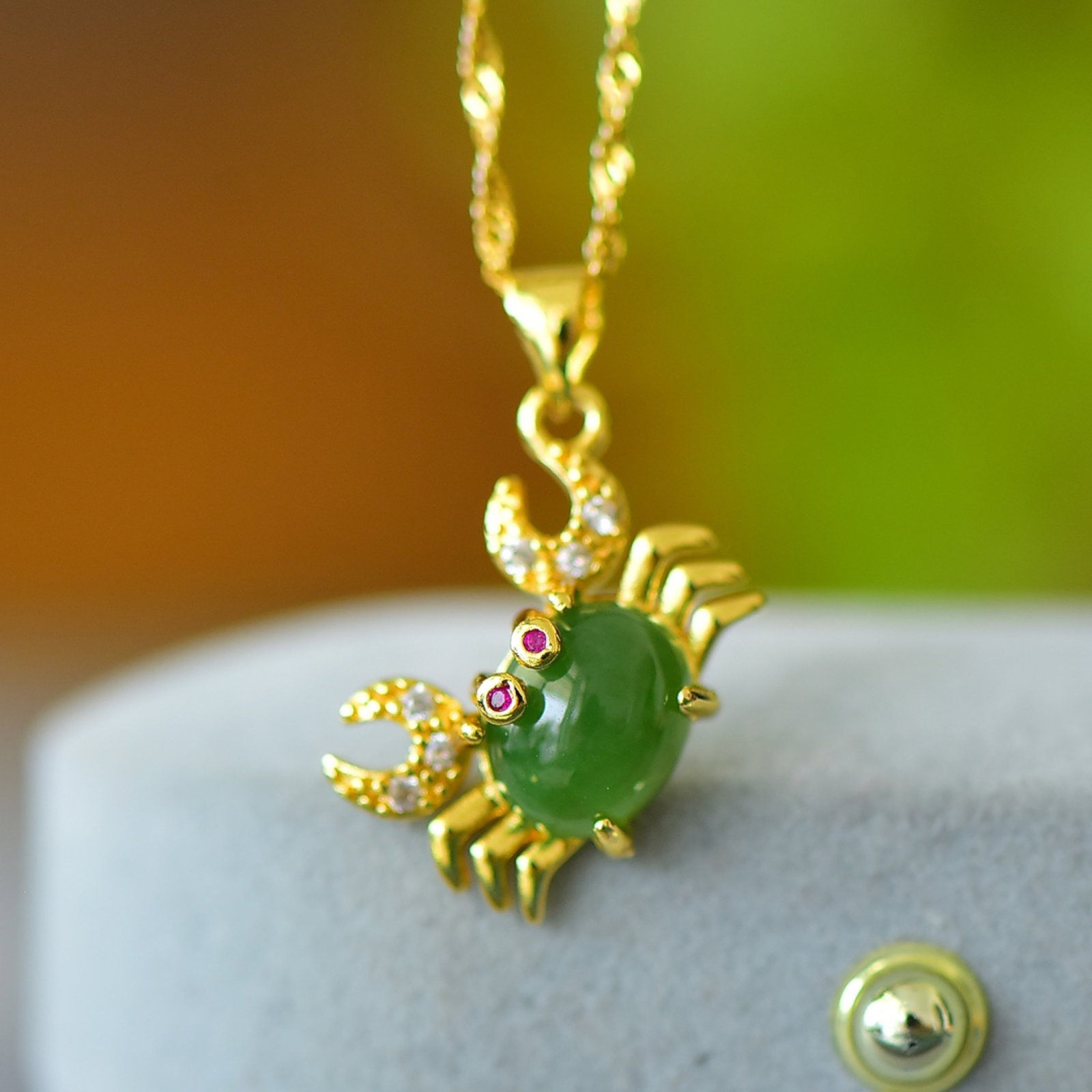 An Exquisite Bronze-Gold Plated Inlaid Jasper Crab Necklace: An Exquisite Bronze-Gold Plated Inlaid Jasper Crab Necklace,Size:3.1inx3.9in 铜镀金镶碧玉螃蟹项链