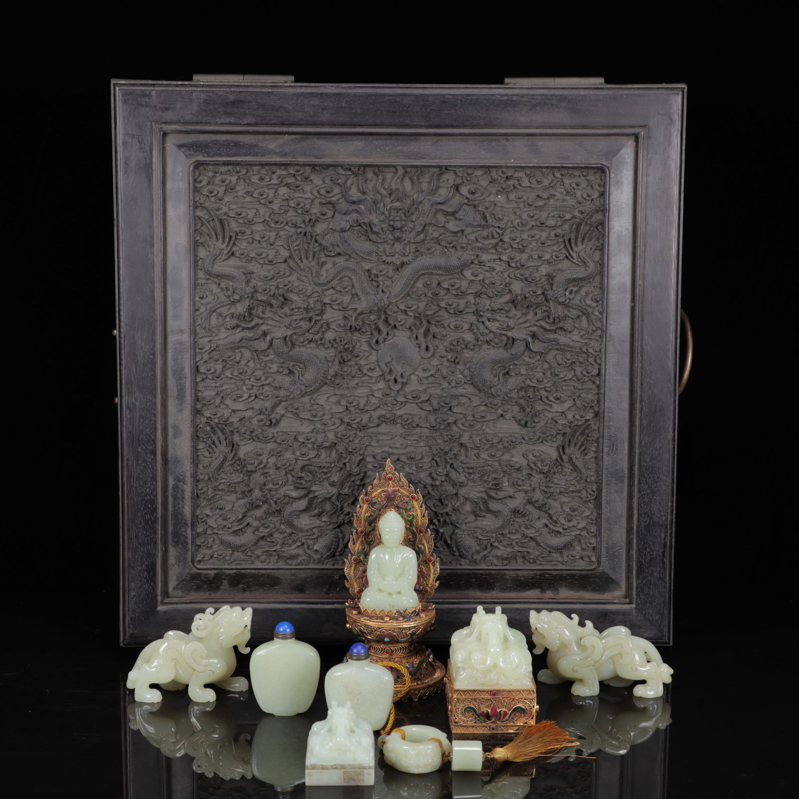 A Set of Exquisite Gilt Inlaid White Jade Buddha Statue Ornaments: A Set of Exquisite Gilt Inlaid White Jade Buddha Statue Ornaments,Qing Dynasty, China,Qianlong Four-character Mark,Size:(Figure)3.5inx7.1in,(Box)5.9inx6.7in,Weight:g