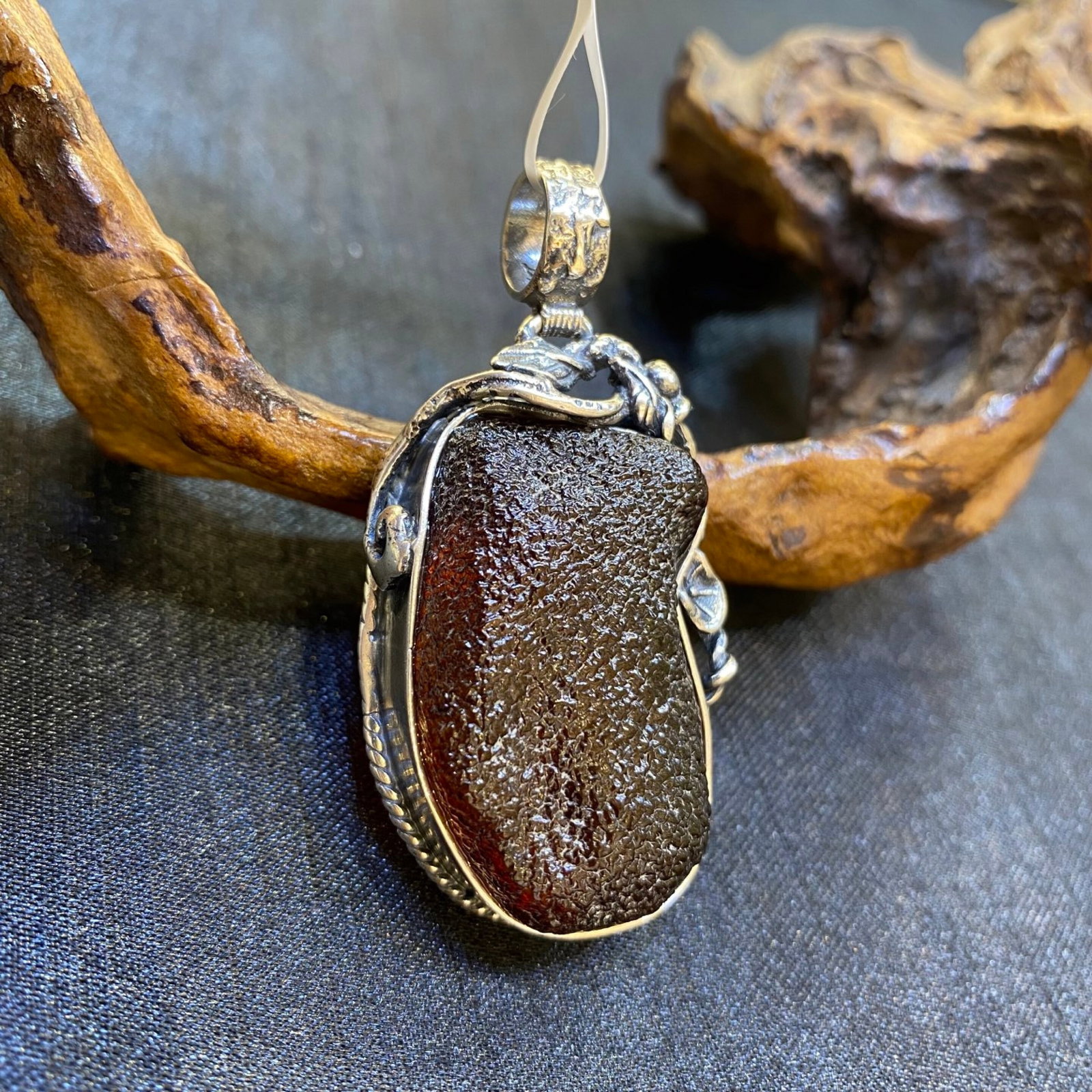 An Exquisite Beeswax Inlaid Silver Necklace: An Exquisite Beeswax Inlaid Silver Necklace,Size:27.5mm,Weight:17.6g 蜜蜡镶银项链