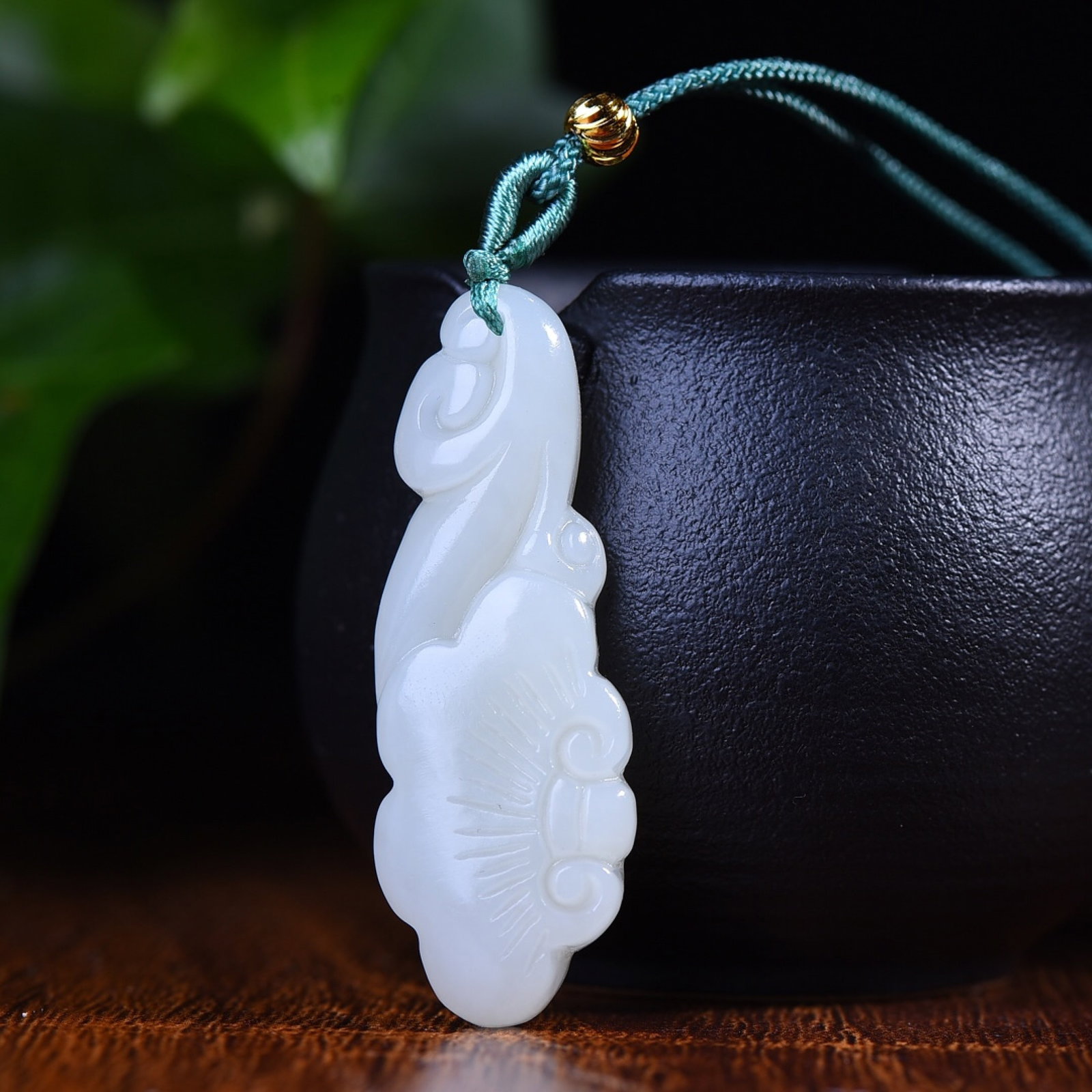 An Exquisite White Jade Pendant: An Exquisite White Jade Pendant,Size:20mmx49mm (寓意)吉祥如意锁 匠心打造,完美无纹 平安健