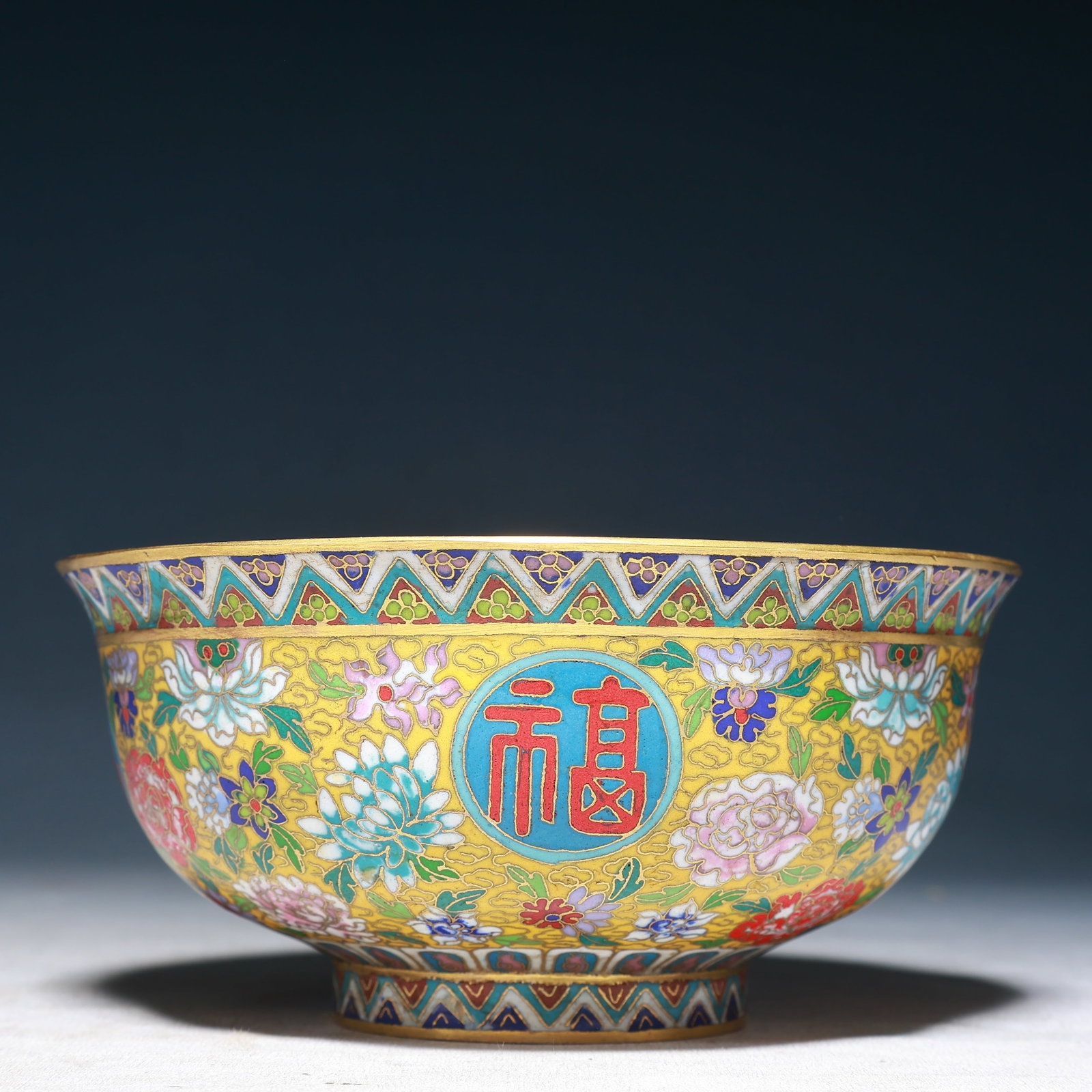 An Exquisite Cloisonne Flower Pattern Bowl: An Exquisite Cloisonne Flower Pattern Bowl,Qing Dynasty, China,Qianlong Four-character Mark,Size:6.7inx3.1in,Weight:1400g 景泰蓝花卉纹碗,中国ę