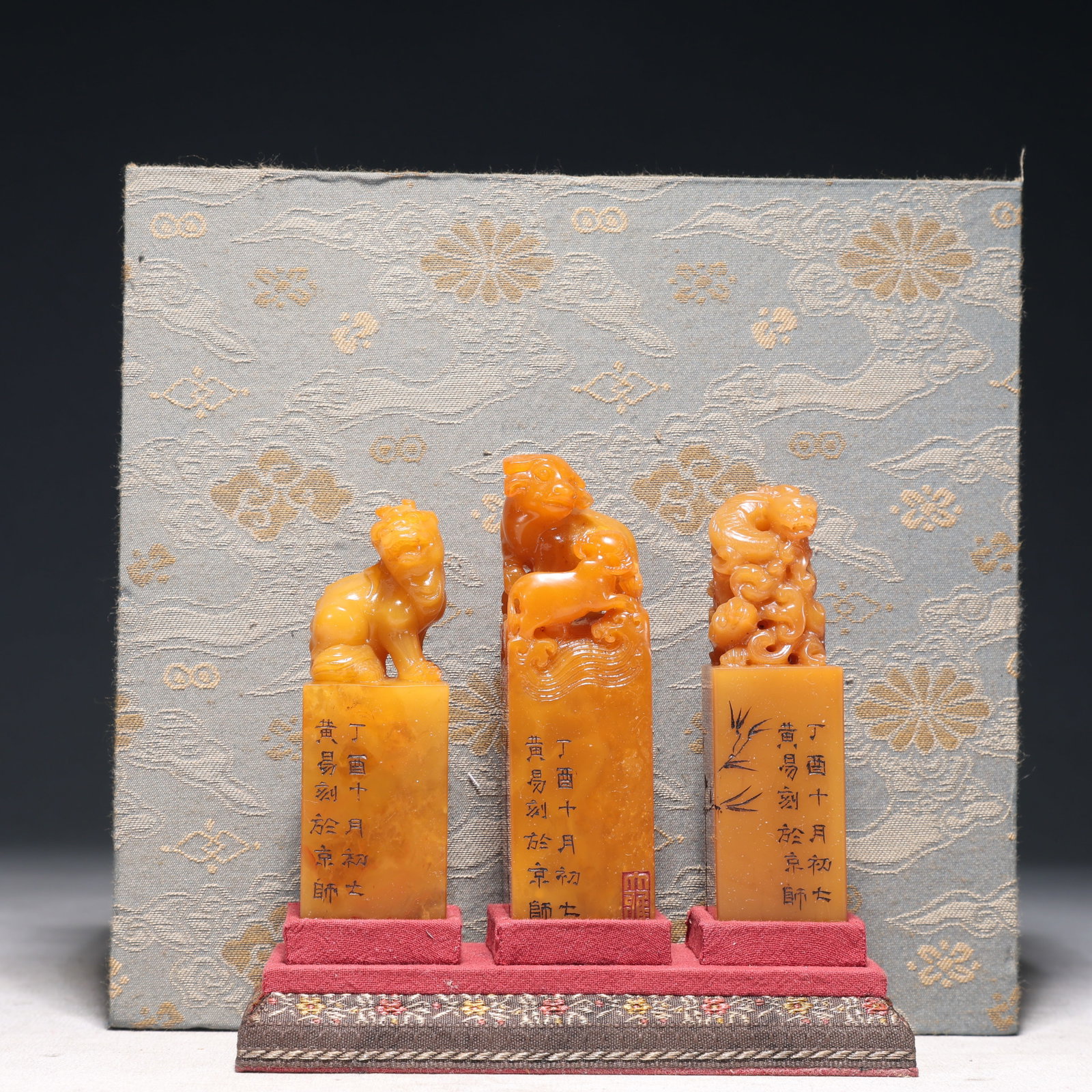 A Set of Fine Tianhuang Stone Buffalo Pattern Seals: A Set of Fine Tianhuang Stone Buffalo Pattern Seals,Qing Dynasty,China,Huang Yi Mark,Size:1.2inx4.7in,(Box)7.9inx7.5inx3.1in,Weight:450g 一套田黄石牛纹印