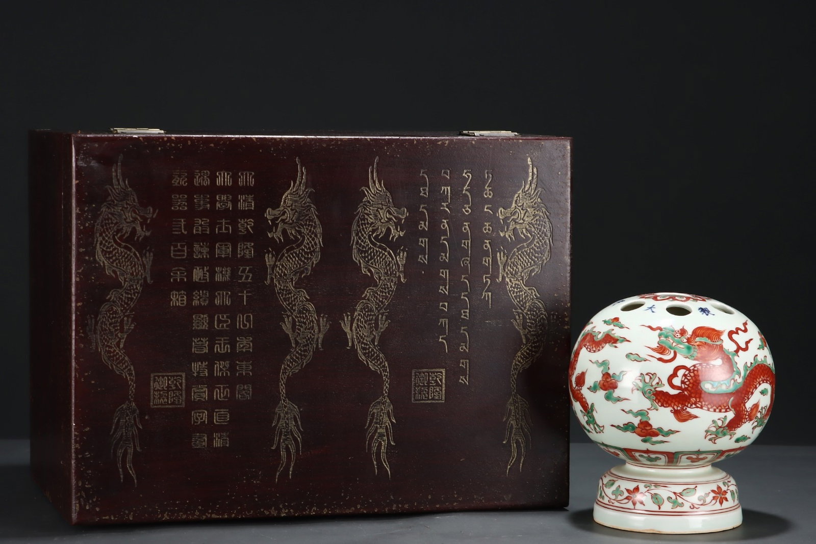 An Exquisite Wucai Dragon Pattern Vase - 2
