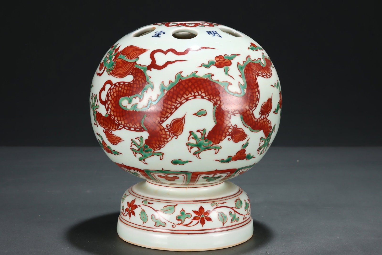An Exquisite Wucai Dragon Pattern Vase - 3