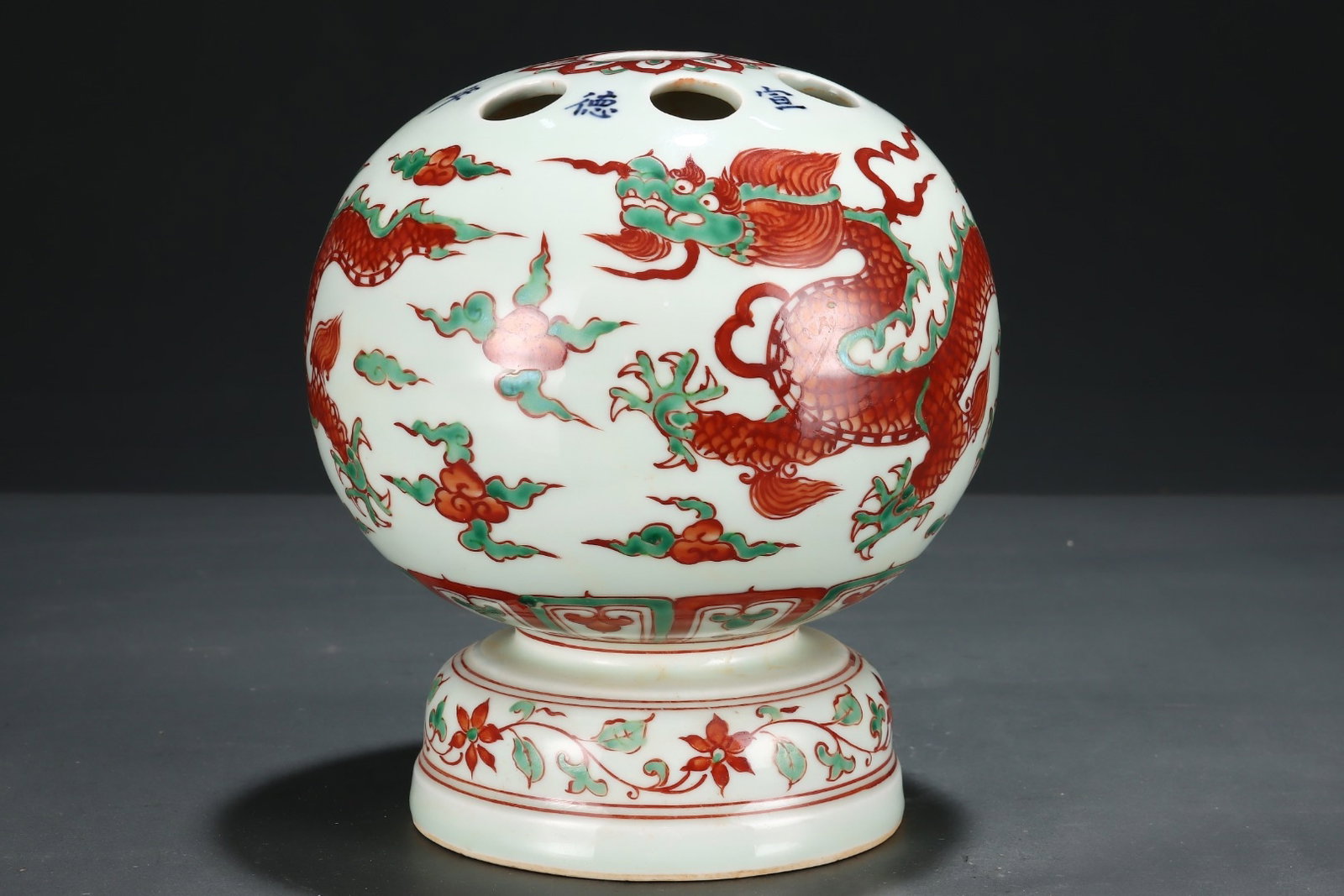 An Exquisite Wucai Dragon Pattern Vase - 4