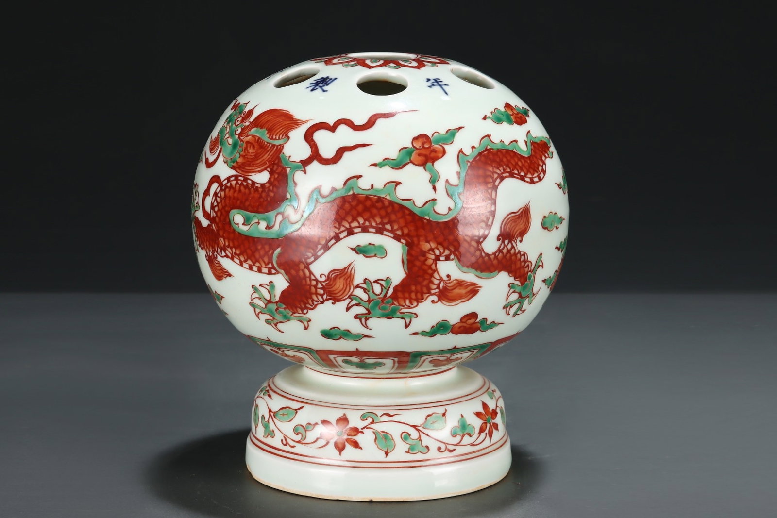 An Exquisite Wucai Dragon Pattern Vase - 5