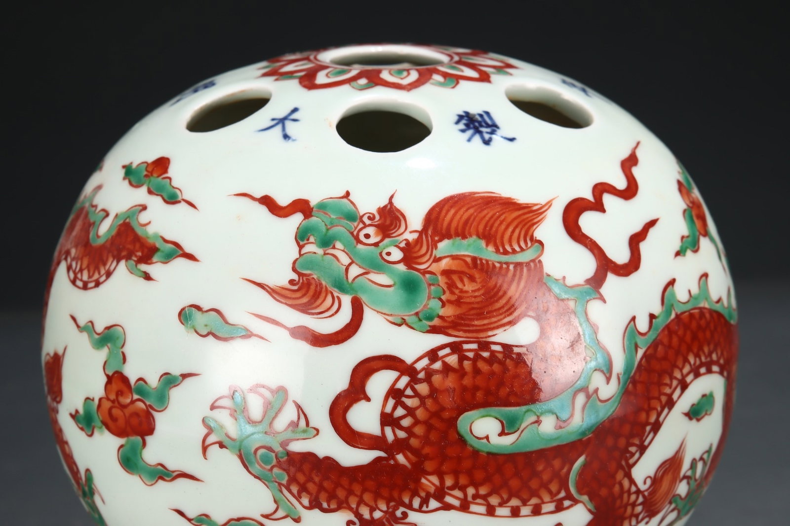 An Exquisite Wucai Dragon Pattern Vase - 6