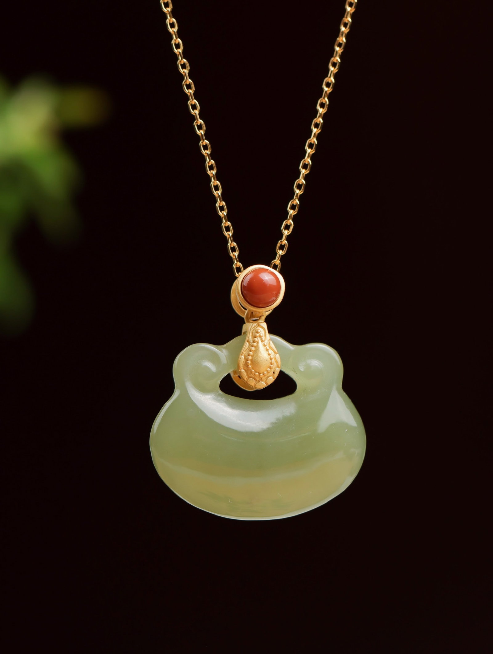 An Exquisite Sterling Silver-Gold Plated Inlaid Sapphire Pendant,Inlaid Agate: An Exquisite Sterling Silver-Gold Plated Inlaid Sapphire Pendant,Inlaid Agate 纯银镀金镶青玉吊坠,嵌玛瑙