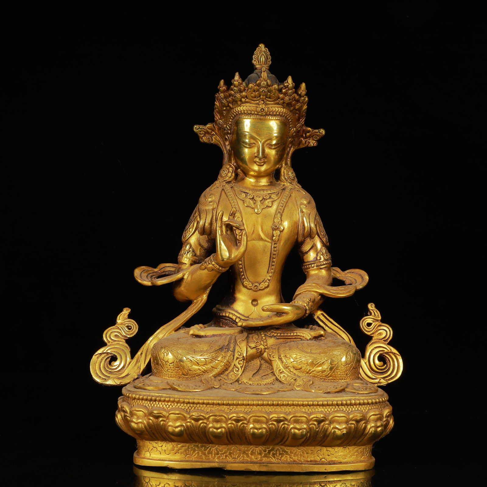 An Exquisite Gilt Bronze Statue of Tara: An Exquisite Gilt Bronze Statue of Tara,Qing Dynasty,China,Size:9.1inx4.7inx11.8in,Weight:2200g 铜鎏金度母像,中国清代