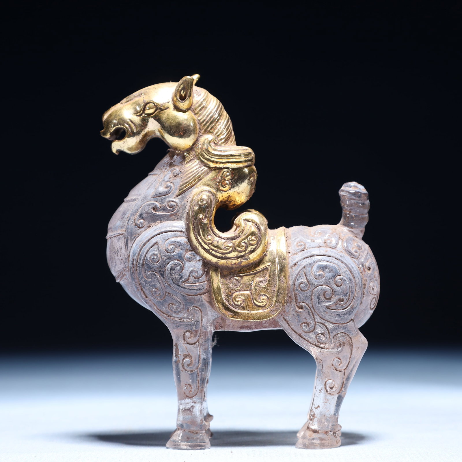 An Exquisite Agate Cover with Gold Horse Ornament: An Exquisite Agate Cover with Gold Horse Ornament,Qing Dynasty,China,Size:3.5inx1.6inx5.1in,Weight:450g 玛瑙包金马摆件,中国清代