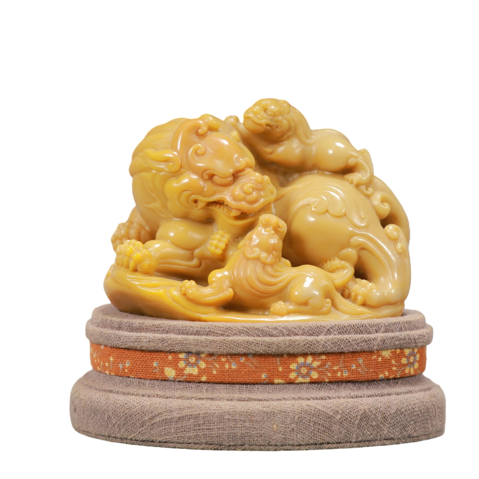 An Exquisite Shoushan Stone Lion Ornament: An Exquisite Shoushan Stone Lion Ornament,Qing Dynasty,China,Size:4inx2.8inx3.3in,Weight:650g 寿山石狮子摆件,中国清代