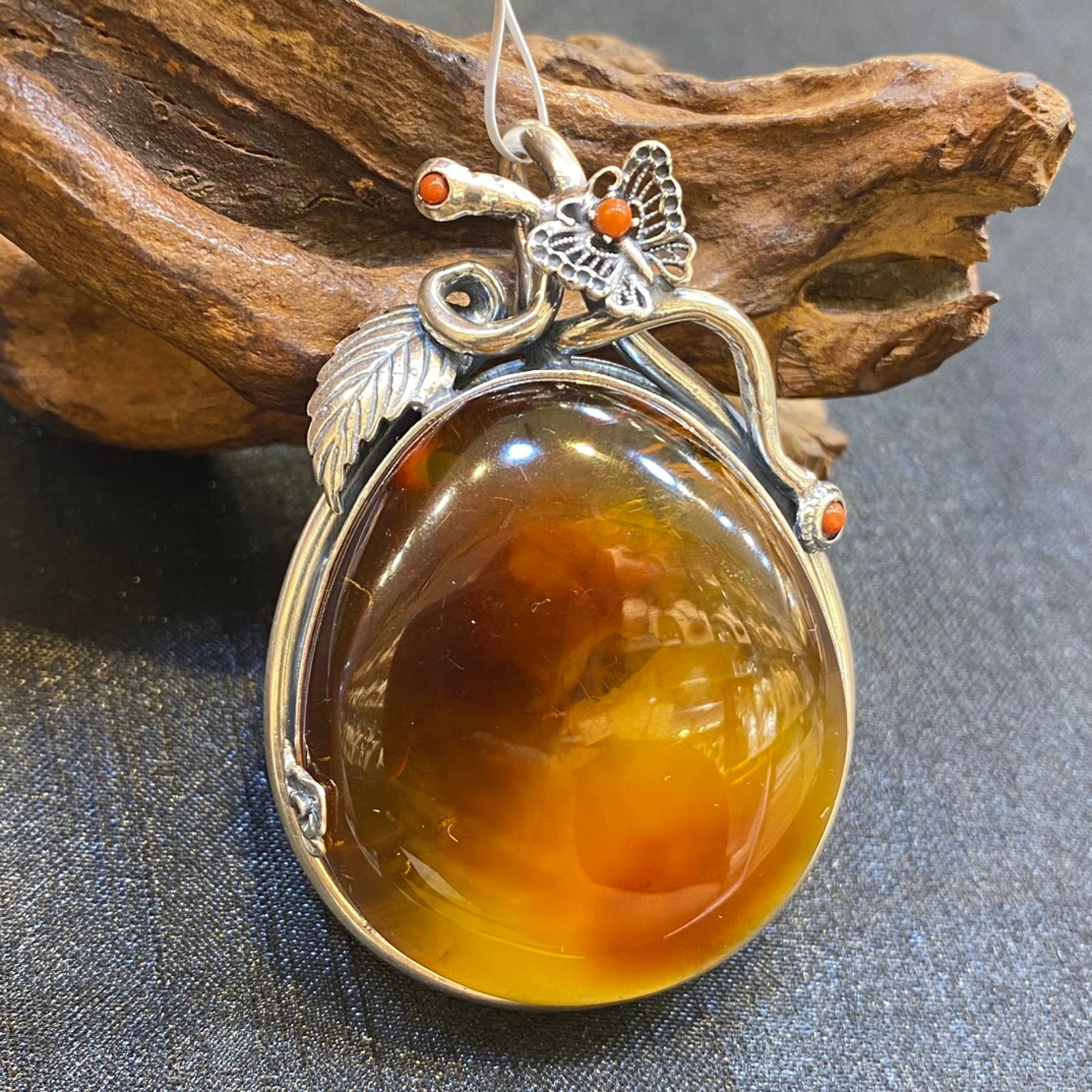 An Exquisite Beeswax Inlaid Silver Necklace: An Exquisite Beeswax Inlaid Silver Necklace,Size:39.3mm,Weight:31.7g 蜜蜡镶银项链