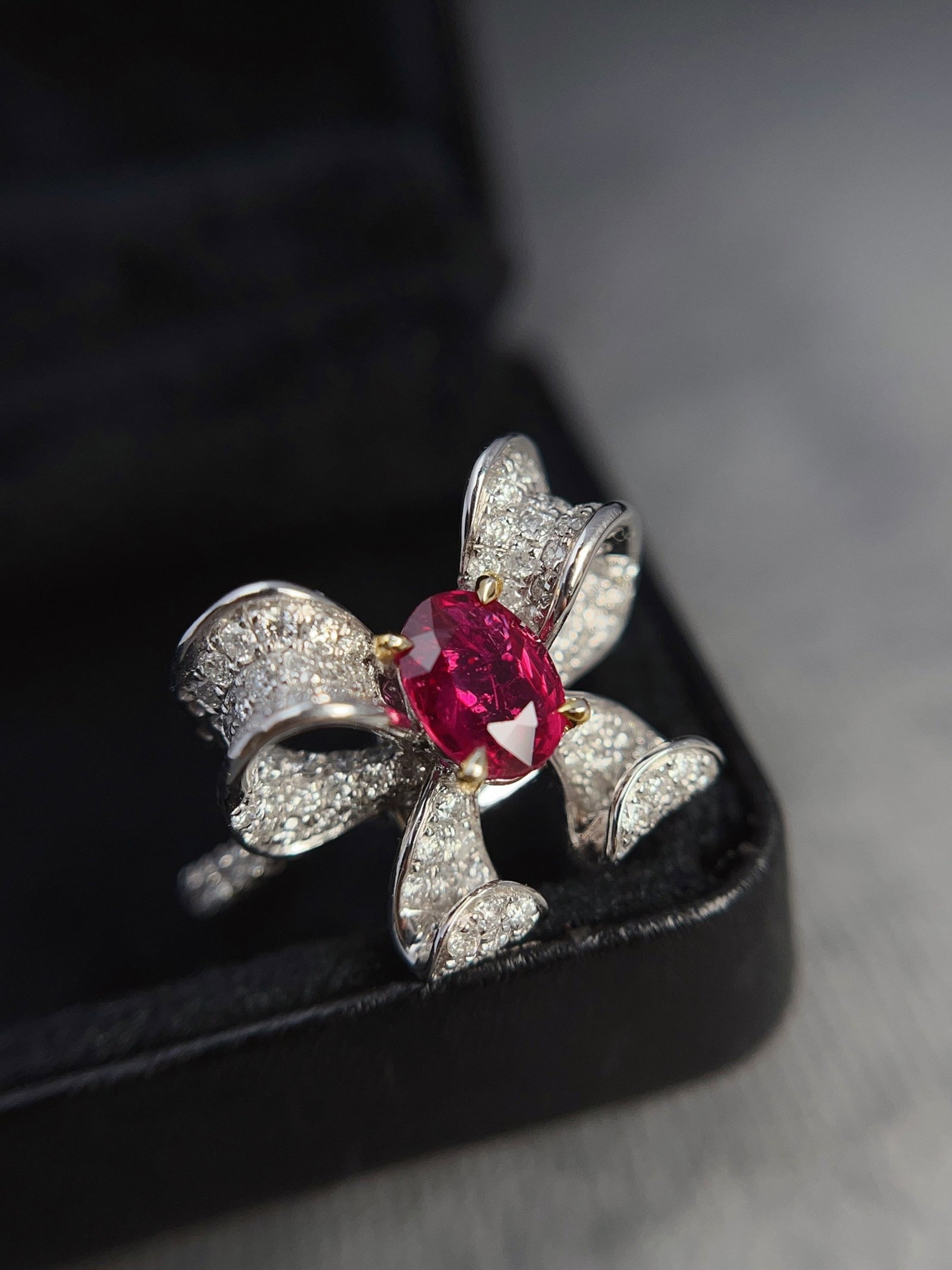 A Exquisite 18k Gold Inlaid 1.00ct Natural Ruby Ring,Inlaid Diamond: A Exquisite 18k Gold Inlaid 1.00ct Natural Ruby Ring,Inlaid Diamond,Total Weight:7.49g 18k金镶 1.00ct 天然红宝石戒指,嵌钻石