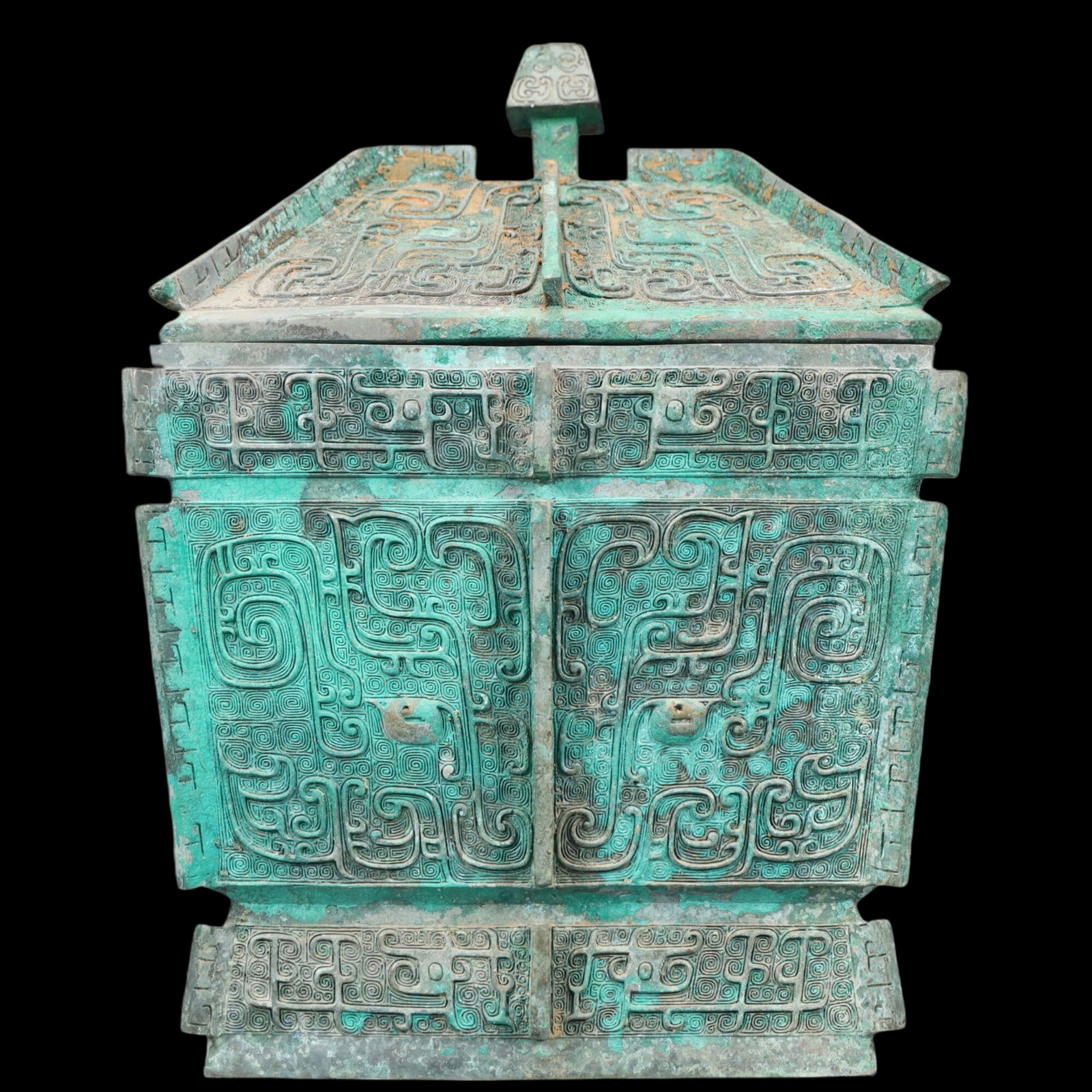 A Rare Bronze Beast-Face Pattern Jar with Cover: A Rare Bronze Beast-Face Pattern Jar with Cover,Ancient Time, China,Size:11inx9.1inx15.4in ;Weight:11.55kg 青铜兽面纹盖罐，中国远Ö