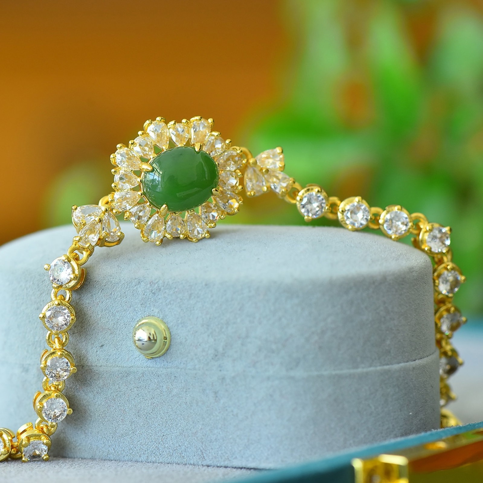 An Exquisite Bronze-Gold Plated Inlaid Jasper Bracelet,Inlaid Diamond: An Exquisite Bronze-Gold Plated Inlaid Jasper Bracelet,Inlaid Diamond,Size:10mmx12mm 铜镀金镶碧玉手链,嵌钻石